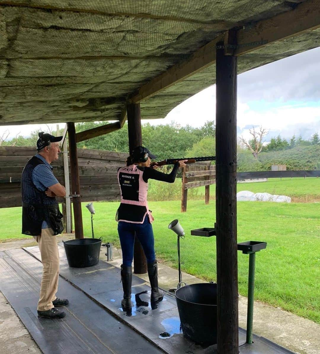 メラニー・サイクスさんのインスタグラム写真 - (メラニー・サイクスInstagram)「Thank you Claudio Capaldo for my refresher coaching for Olympic trap. Just brilliant and great fun 😁 💫 #a1shootingground #olympictrap #claypigeons #pull #shotgun @a1shootingground 🖤 #zoli」8月28日 20時52分 - msmelaniesykes