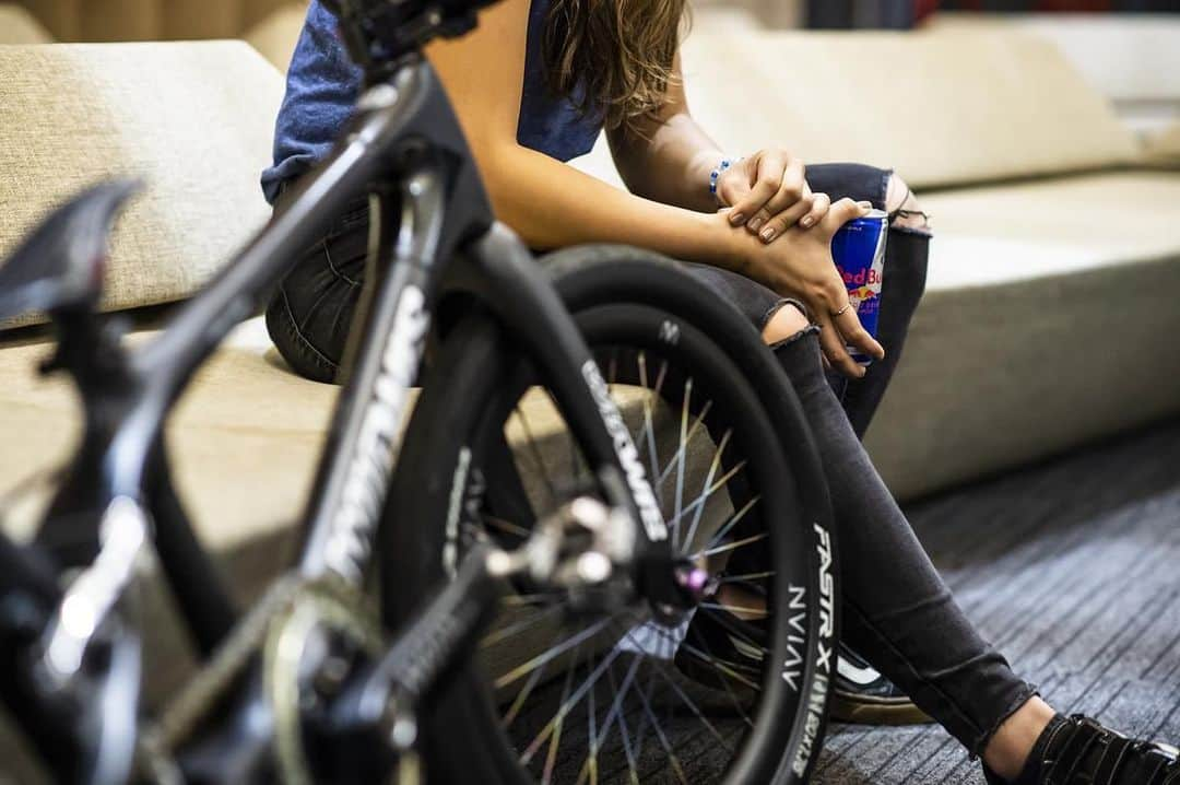 畠山紗英さんのインスタグラム写真 - (畠山紗英Instagram)「We are always together👩🏻🚲🐂❤️  Photo by Kunihisa Kobayashi   #redbull #bmx #bmxracing #partner」8月28日 20時53分 - saehatakeyama