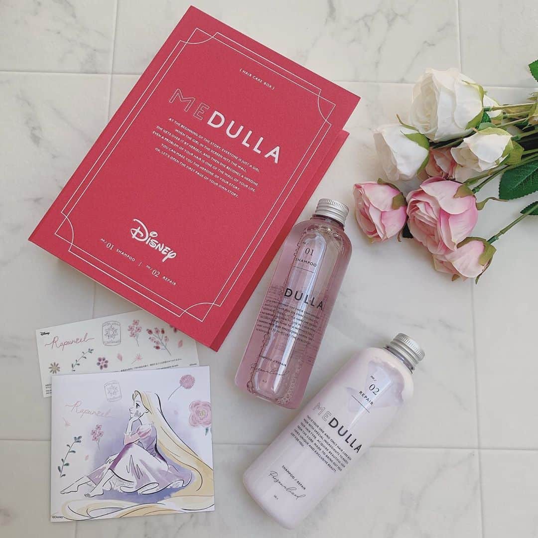 SHIHORINのインスタグラム：「𓂃 𓈒 𓂂𓏸﻿ ﻿ ﻿ 自分でカスタマイズできるシャンプー﻿ MEDULLA🧴♡ @medulla_jp﻿ ﻿ Disney SPECIAL HAIR CARE BOXが届きました😍﻿ ﻿ シンデレラ、オーロラ姫、ベル、アリエル、ラプンツェルの5種類のディズニープリンセスデザイン👗✨﻿ ﻿ 私はプリンセスの中で﻿ 1番大好きな #ラプンツェル を選んだよ👸🏼💜﻿ ﻿ ラプンツェルは﻿ 「ボタニカルなラベンダーローズマリーの香り」💐﻿ とっても癒される香りで髪の毛がサラサラになる♩﻿ 髪質改善されるといいな〜♡﻿ ﻿ ﻿ 本型のBOXも可愛くてお部屋に飾ってる〜☺️💓﻿ ﻿ ﻿ #メデュラ #ディズニーメデュラ #ディズニー #ディズニーグッズ #ラプンツェル #ディズニープリンセス #塔の上のラプンツェル #ディズニーコラボ #シャンプー #トリートメント #ヘアケア #髪質改善 #美髪ケア ﻿ #medulla #disneyprincess #tangled #rapunzel #shampoo #haircare」