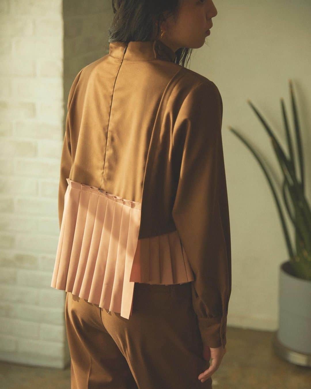 勝田里奈さんのインスタグラム写真 - (勝田里奈Instagram)「Rina Katsuta ×  @mythik_19 ﻿ ついに発売になりました‼︎‼︎﻿ ﻿ Black/Brownと2色展開のセットアップです。﻿ ﻿ 上下つながっていないので、それぞれ他のお洋服に合わせて着ていただくこともできます◯﻿ ﻿ 驚くほどデザイン等自由に決めさせていただき、こうして1からお洋服をデザインすることがはじめてだったのですごく緊張しました。﻿ 撮影雰囲気までも決めさせていただいたのです...💡﻿ ﻿ 直接手に取ってお洋服をご覧いただくことはできないのですが、その分、撮影時の雰囲気はお洋服の良さが出るよう全力で考えさせていただきました。﻿ ﻿ これからの季節にたくさん着ていただける、大満足な仕上がりになりました🌰﻿ ﻿ 秋冬物は、特に生地感を大切にしたいと普段服を買うときに思うので、生地にもとてもこだわりました。﻿ トップスとパンツは同じ生地でしっかりとした生地感、プリーツ部分は、動くとヒラッと動きの出る軽やかな印象の生地感です。﻿ ﻿ 9/15 22:00まで販売していますので﻿ みなさま、ぜひよろしくお願いします🌛﻿ ﻿ #mythik﻿ #Brown ﻿ #Black ﻿ #セットアップ﻿ #autumn」8月28日 21時02分 - rinakatsuta