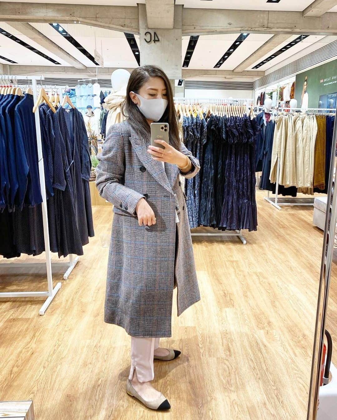 chiyo1173さんのインスタグラム写真 - (chiyo1173Instagram)「#uniqlolifewear  銀座に出来た @uniqlo の国内最大級の旗艦店 「UNIQLO TOKYO」で秋物チェックをして来ました。 ・ ・ 店舗の中には初めて入ったけど、 空間もディスプレイの仕方も全てがお洒落✨ 実際に作動している 3Dニットの編み機もディスプレイされていて、 とにかく圧巻でした！ 店内はかなり広々としているので、 ゆっくり商品を見る事が出来ましたよ。 ・ ・ まずは、今日から販売開始された イネスコレクションをチェック(写真2〜4枚目) コートがとにかく可愛いくて、 写真2枚目のネイビーのガウンコートや 写真3枚目のチェックのコートなどが気になりました。 ・ ・ 可愛いニットベストを発見して、 試着してみたらより一層可愛くて即決！(写真7枚目) 今日のコーデになんだかすごくマッチしてました(笑) デニムに合わせたり、 ワイドパンツに合わせても可愛いだろうなぁ💗 ・ ・ あとはすごく好みの色合いの ストールを見つけたり(写真8枚目)、 店内には話題のUNIQLOのお花屋さんもあって 色々とじっくり見ていたら、 時間が過ぎていくのがあっという間！ またお休みの日にゆっくり見に行こうっと。 ・ ・ #uniqlo #ユニクロ #uniqlotokyo #ユニクロ東京  #uniqloコーデ #ユニクロコーデ #uniqlo2020fw」8月28日 21時03分 - chiyo1173