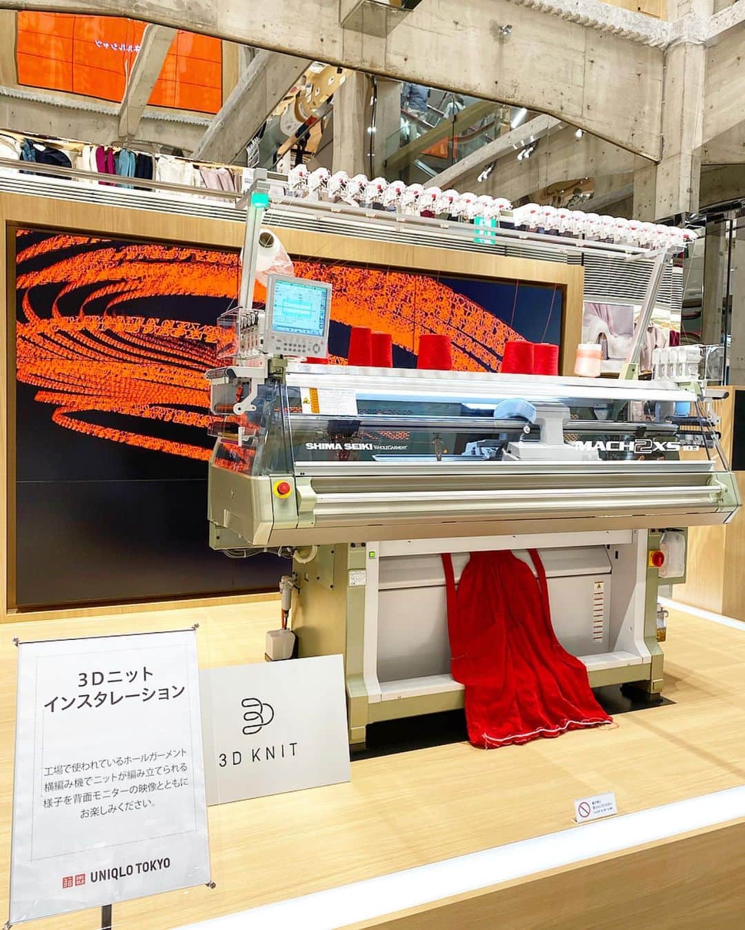 chiyo1173さんのインスタグラム写真 - (chiyo1173Instagram)「#uniqlolifewear  銀座に出来た @uniqlo の国内最大級の旗艦店 「UNIQLO TOKYO」で秋物チェックをして来ました。 ・ ・ 店舗の中には初めて入ったけど、 空間もディスプレイの仕方も全てがお洒落✨ 実際に作動している 3Dニットの編み機もディスプレイされていて、 とにかく圧巻でした！ 店内はかなり広々としているので、 ゆっくり商品を見る事が出来ましたよ。 ・ ・ まずは、今日から販売開始された イネスコレクションをチェック(写真2〜4枚目) コートがとにかく可愛いくて、 写真2枚目のネイビーのガウンコートや 写真3枚目のチェックのコートなどが気になりました。 ・ ・ 可愛いニットベストを発見して、 試着してみたらより一層可愛くて即決！(写真7枚目) 今日のコーデになんだかすごくマッチしてました(笑) デニムに合わせたり、 ワイドパンツに合わせても可愛いだろうなぁ💗 ・ ・ あとはすごく好みの色合いの ストールを見つけたり(写真8枚目)、 店内には話題のUNIQLOのお花屋さんもあって 色々とじっくり見ていたら、 時間が過ぎていくのがあっという間！ またお休みの日にゆっくり見に行こうっと。 ・ ・ #uniqlo #ユニクロ #uniqlotokyo #ユニクロ東京  #uniqloコーデ #ユニクロコーデ #uniqlo2020fw」8月28日 21時03分 - chiyo1173