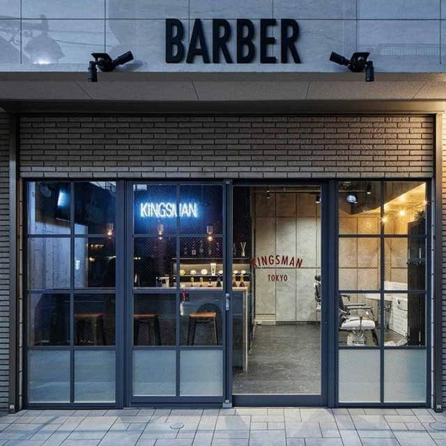 タカラベルモントのサロン施工事例さんのインスタグラム写真 - (タカラベルモントのサロン施工事例Instagram)「KINGSMAN TOKYO BARBERSHOP 立川店（東京都立川市） ＜理容椅子＞タカラベルモント CLASSICA 90 @tb.net_mens.chair  ＜設計施工＞タカラスペースデザイン株式会社 @tb.net_salondesign . [新たなスタイルを発信] オーナーから提示されたデザインコンセプトはminimal, neo classic、自らセンスを磨く男の社交場。 躯体コンクリートをベースに、タイル・無垢材等素材感を大切にした。配管スペース確保と収納力を補う為、壁一面をモールテックス塗りの収納棚とした。 . #takarabelmont #タカラベルモント #takaraspacedesign #タカラスペースデザイン #salondesign #takara_salondesign #サロンデザイン #理容室 #理容 #barbershop #barber #サロンインテリア #理容室内装 #理容室設計 #理容室の椅子 #クラシックチェア #barberchair #menschair #takara_classica #classica90 #kingsman」8月28日 21時03分 - tb.net_salondesign