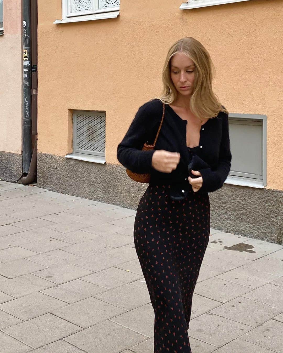 Carin Olssonさんのインスタグラム写真 - (Carin OlssonInstagram)「A silk dress and a wool cardigan pretty much sums up Swedish summer weather for you 😅」8月28日 21時04分 - parisinfourmonths