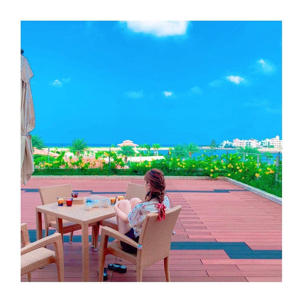 相田瑠菜さんのインスタグラム写真 - (相田瑠菜Instagram)「🏖🐠☀️﻿ ﻿ 絵に書いたような景色を見ながら﻿ 早朝のご飯が幸せすぎたよ、﻿ 夏は早朝が好き🌞❤﻿ ﻿ 私はホットコーヒー☕️無し無し派💓  これが配信でも話した😂✨﻿ 噂のホテルの朝ごはん💕﻿ やっぱりパンケーキの写真﻿ なかった～😂じゃんねん。﻿ ﻿ 🏖🐠☀️﻿ ﻿ ﻿ ﻿#goodmorning #朝活 #海好きな人と繋がりたい #breakfast #beautiful #💙 #🍽 #okinawajapan #ヒルトンホテル沖縄北谷リゾート #沖縄好きな人と繋がりたい #映え写真 #映えスポット #映え旅 #時間を大切に #likeforlikes #followｍe #love #happy #family #instalike #instafood #instapic #vacation #vacationtime #vacationmode #relax #goodtime」8月28日 21時04分 - _aina_official