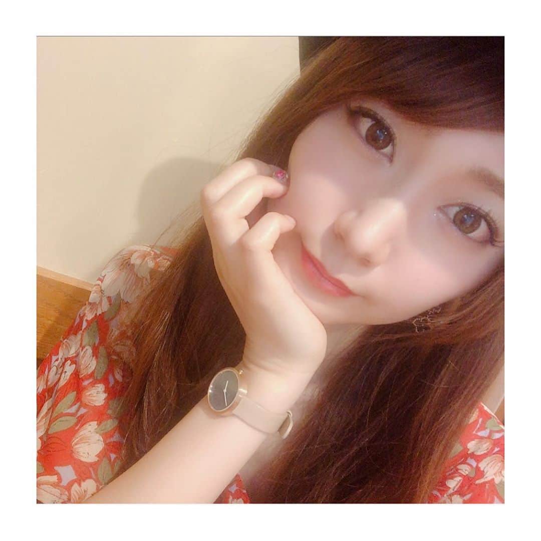 のインスタグラム：「.﻿ 先日新しくゲットしたのは﻿ @mavenjapan の腕時計💖﻿ りさの選んだキャメル色は﻿ 肌馴染みも良くて大満足🙆‍♀️﻿ 何よりも感動したのが穴の位置！﻿ だいたいの腕時計は1番キツイ位置の穴に﻿ とめても何となくゆるいことが多いけど このマベンさんの腕時計は﻿ 穴あけしなくてもいいくらい﻿ 短い位置まである🙏✨﻿ 特に女性の皆さんにオススメです！﻿ （もちろん男性にもオススメですが☝️） . 気になる方は【risaahk】で 10％オフになるのでぜひ 使ってください😌💓 . #マベン #マベンウォッチズ #時計 #腕時計 #mavenwatches #バレンタイン #バレンタインギフト #selfie #instafashion #followme」