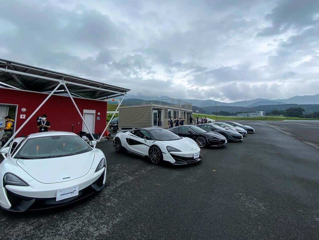 折目遼のインスタグラム：「本日は、McLaren TOKYO × ワンスマのDriving Lesson 午前は、広場トレーニング 12台 夕方からは、6台が追加になって18台でレーシングコースを走行‼︎ レーシングコースでは、4台のMcLarenの同乗&タイムアタック！ このスピードで、ドライからウエットへコンディションが変化する中のアタックは、中々シビレます（笑） #mclaren #720s #675lt #600lt #570s #fsw」