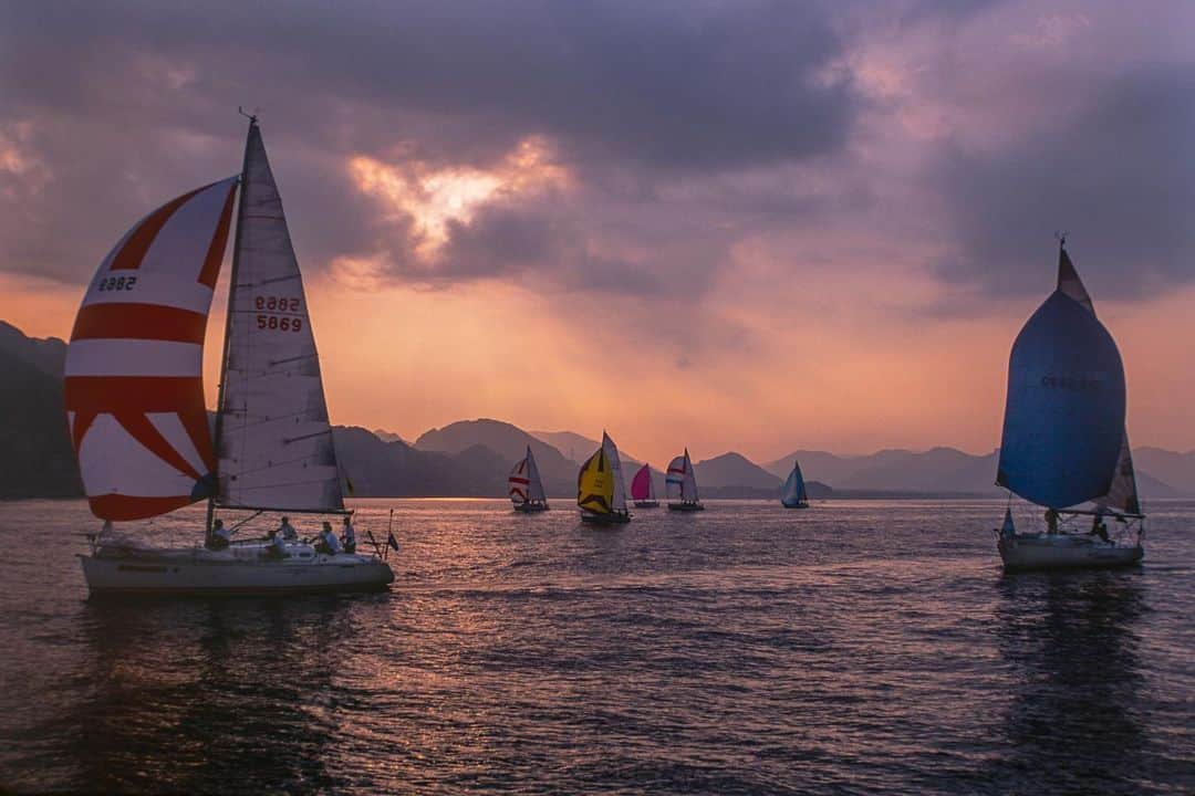 Michael Yamashitaさんのインスタグラム写真 - (Michael YamashitaInstagram)「Summer sail: cruising Tokyo Bay off the coast of Chiba #sailing #yachtracing #japansailing #tokyobay #chiba」8月28日 21時11分 - yamashitaphoto