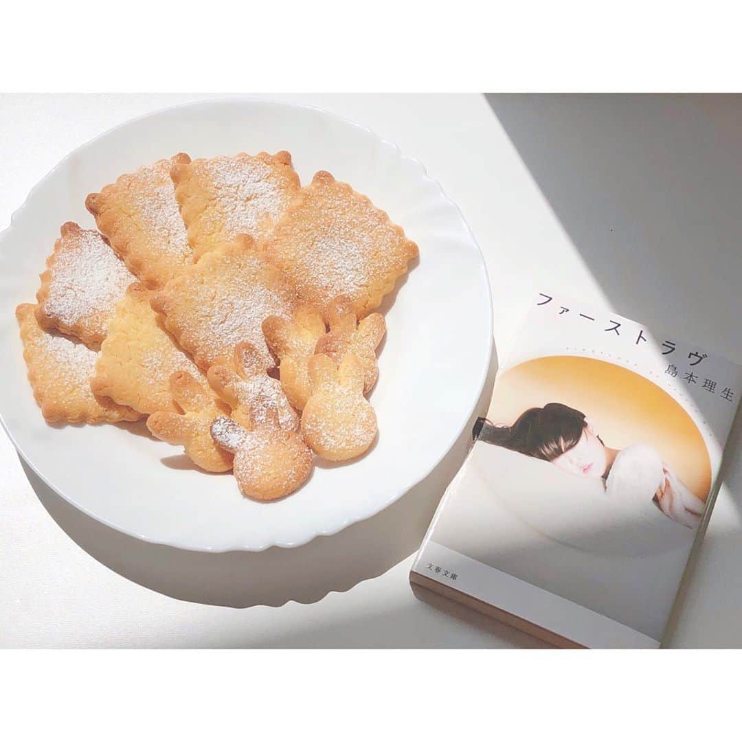 小牧那凪のインスタグラム：「映画化される小説。 あと少しで読み終わる。 来年の公開が待ちきれない……😖✨  #ファーストラヴ   #焼いたクッキーは  #読書のおとも」