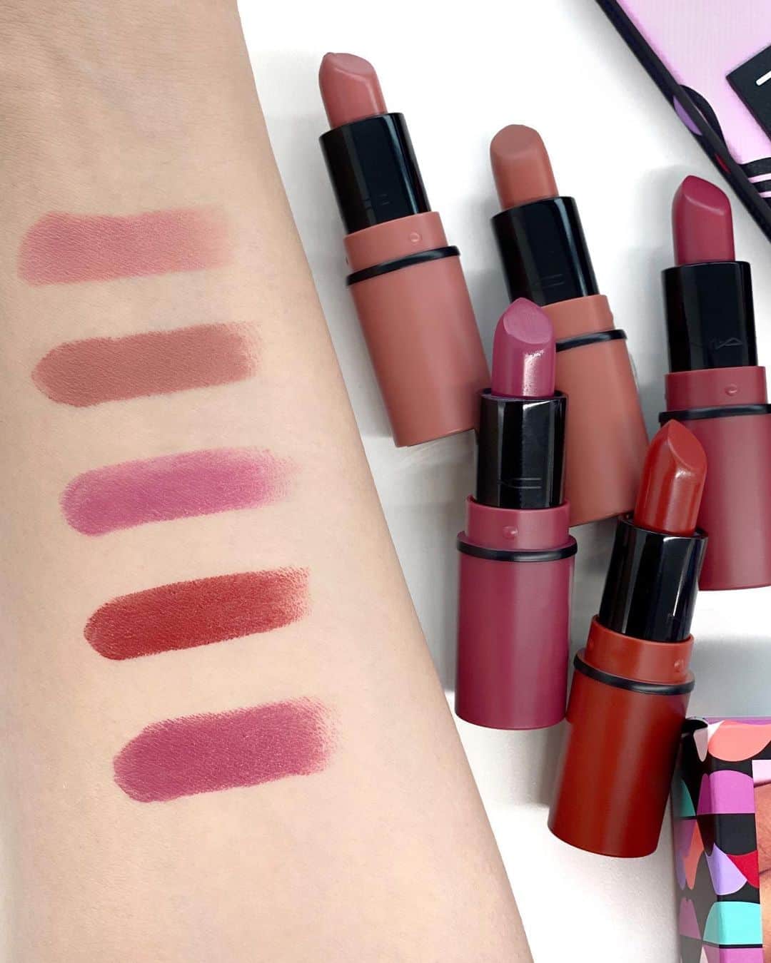 M∙A∙C Cosmetics Japanのインスタグラム：「【明日全国発売】 持ち運びや、新しいカラーにトライするのにぴったりな、ミニ サイズリップスティックのキット💄  ㅤ ヌーディー〜レッドカラーまで幅広いカラーバリエーション5色がラインナップ✨ #MACHauteGossip #MACオートゴシップ ㅤ ■使用製品 ミニ リップスティック キット（税込5,280円） ㅤ その他のコレクション製品は @maccosmeticsjapan のIGTV／ストーリーズのハイライトからご覧いただけます👆 ㅤ *8月29日（土）全国発売 【公式オンラインショップ限定特典】 ☑︎初回ご購入のお客様へ10% OFFクーポンをプレゼント （クーポンコードwelcome） ㅤ #MACCosmeticsJapan #MACCosmetics #MAC #MACコスメ #マックコスメ #コスメ #コスメレポ #化粧品 #デパコス #コスメ部 #コスメマニア #メイク好き#メイク道具#美容大好き#美容好き#メイクプロセス#トレンドメイク#夏メイク#メイクテク#MACリップ#リップ#リップメイク#リップスティック#ボリューム#ぷっくり#リップマニア」