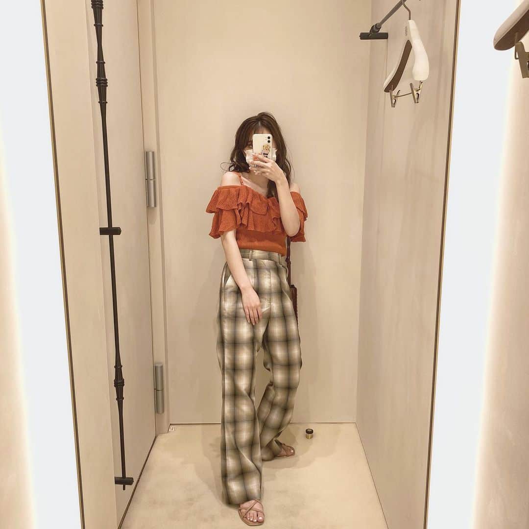 古南 祐佳のインスタグラム：「. おにゅーのパンツ、脚長効果狙って右足に重心置いた🤳w オレンジ着たかった日🍊🧡🟧🟠 . . #fashion #coordinate #code #outfit #moussy #dazzlin  #マウジー #ダズリン #チェックパンツ」