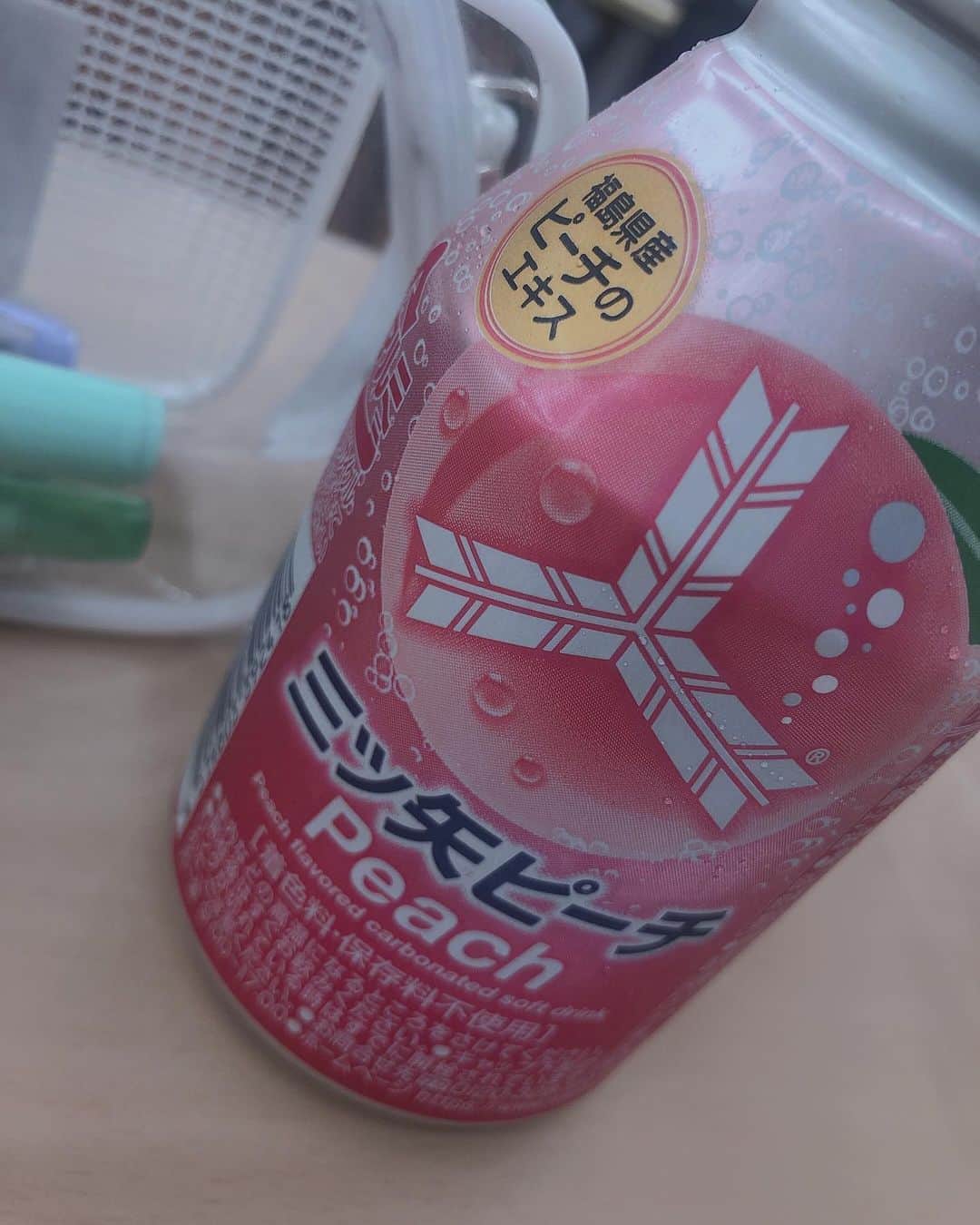 中野みやびのインスタグラム：「炭酸克服❔❕❔❕  #炭酸 #サイダー #cider #drink #ドリンク #飲み物 #自動販売機 #peach #もも #桃 #三ツ矢サイダー #福島 #fukushima #pink #ピンク #可愛い #克服 #wawawa  #みやび」