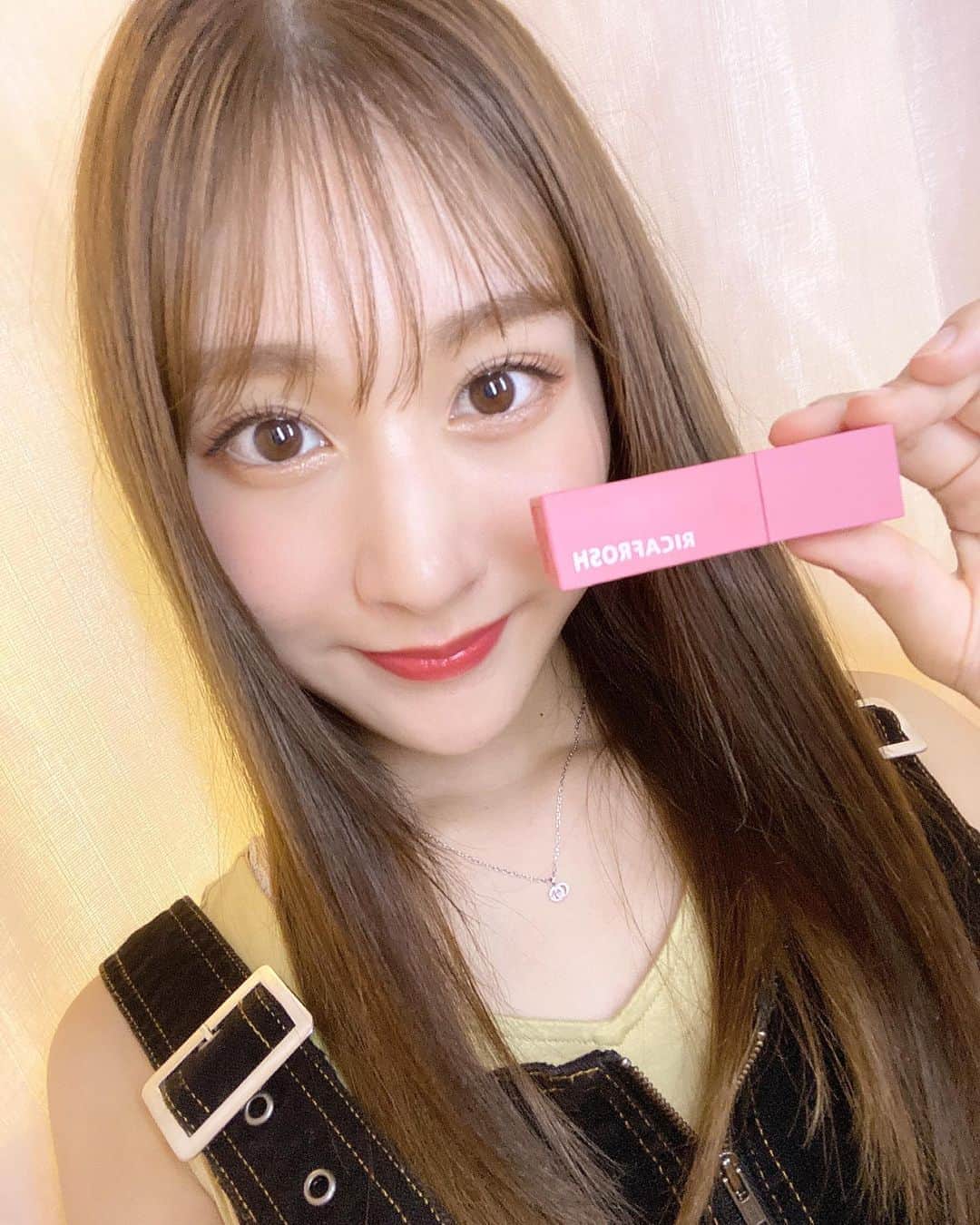 加藤美南のインスタグラム：「めちゃくちゃ良すぎた！ RICAFROSH(リカフロッシュ)の新色05ピーチスキン🍑 可愛い色過ぎなのに落ちなくて色ムラもなくて乾燥しない！！！凄く好きです🥰 #ricafrosh #リカフロッシュ#ピーチスキン」