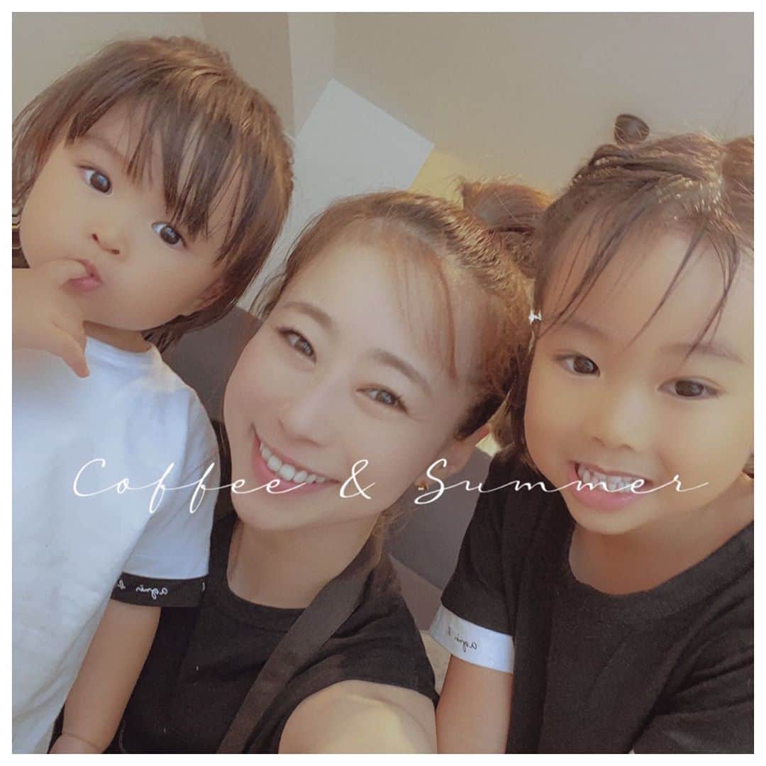 のインスタグラム：「* 先日、半日ママしました❤️ 友達の子供2人🧒👶 を預かってママ気分♡ww 本当のママは体のメンテナンスへ✨ いやぁ〜本当‼︎メンテナンス必要😂 次の日腕がパンパンッッ😆😆 何の筋肉痛⁇😳😳ってなったぁぁ‼︎ でもそれ以上に癒されて、たまならく良き時間でしたっ❤️❤️❤️ とってもしっかりした上のお姉ちゃんは、ご飯もしっかり食べてお手伝いもしてくれました💓ええ子❤️❤️ マイペースな下の子は私の腕の中でぐっすり寝てくれて癒されました❤️❤️💓  またいつでも預かります😘💓💓 #半日ママ #半人前 #4人育てた母はすごい #恐るべし」
