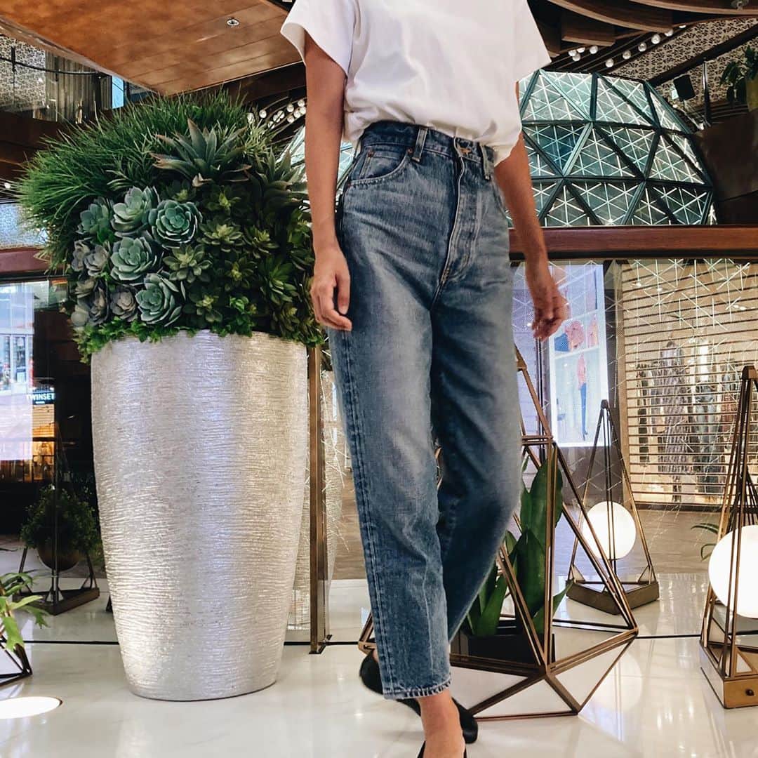 安藤沙耶香さんのインスタグラム写真 - (安藤沙耶香Instagram)「10代の頃から テッパンです  白T×デニム （ポニーテールもすき）  他の人から見たら ぜーんぶ同じに見えるかもしれないけれど‥笑 一応自分の中では どれもこれも全然違う 白Tとデニムなのです  わたしが 一番安心するスタイル いつまでもこのスタイルが 似合う女性でいたいな  #香港 #海外生活 #白tデニム  #ポニーテール #永遠にすき」8月28日 21時26分 - sayaka_nala