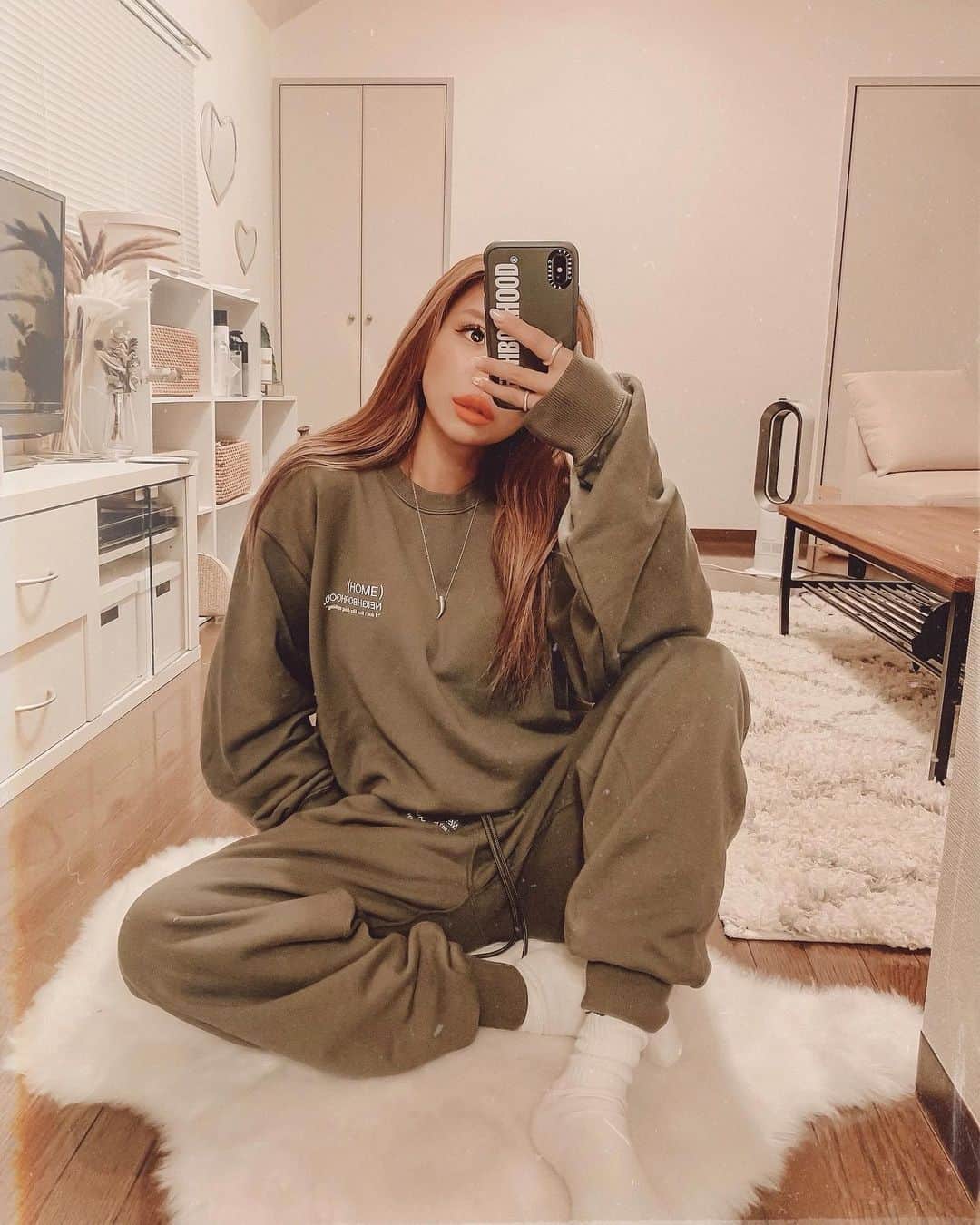 ✷kana✷のインスタグラム：「💜🧡💜🧡 . . @neighborhood_official  相変わらずのSET UP LOVERですw オリーブの色味にも一目惚れで これだけは絶対getしたいと思ってた♡ 見事勝利✌🏽 iPhoneケースとおそろい〜 もう気分はすっかり秋冬物です♡ . #coordinate  #neighborhood」