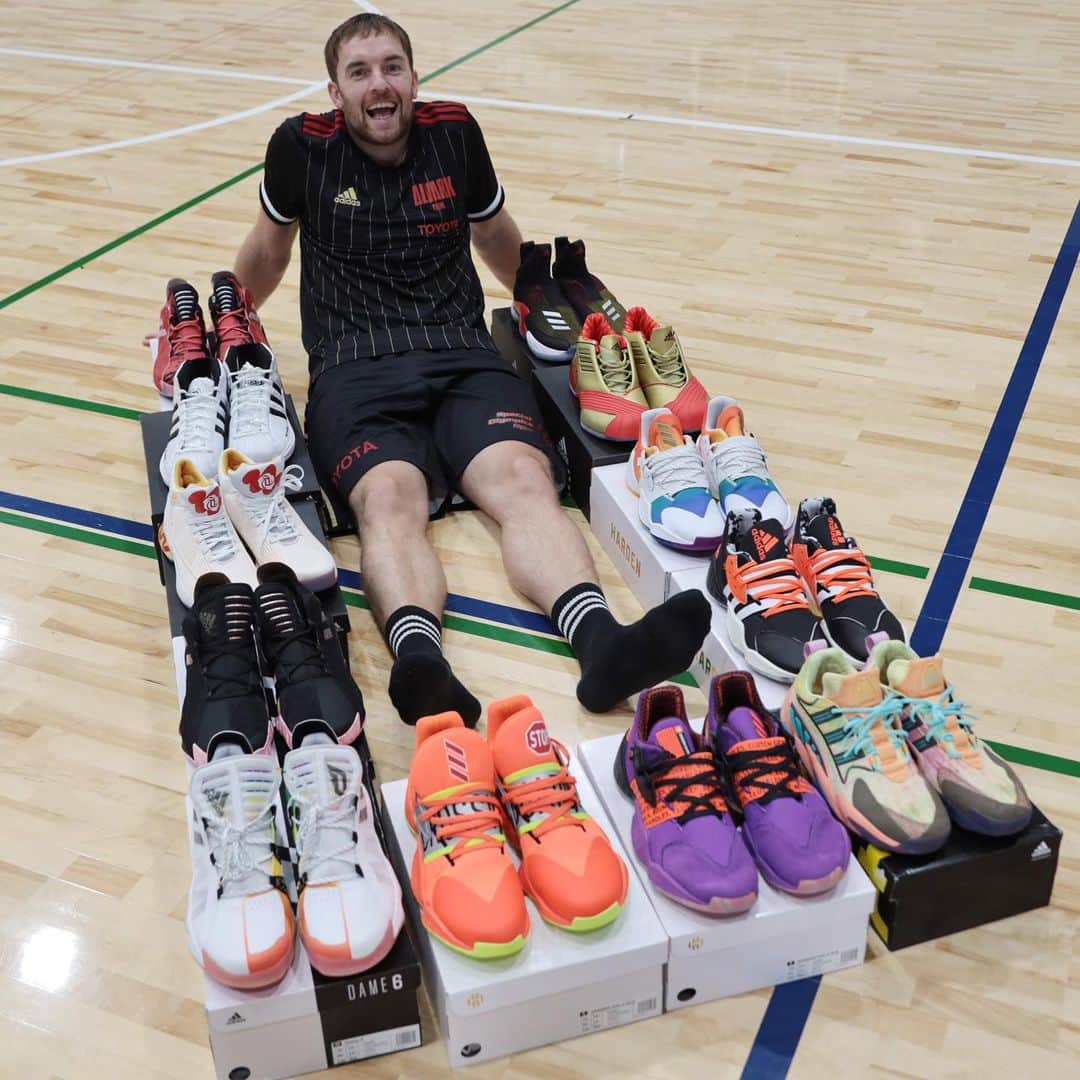 ザック・バランスキーのインスタグラム：「Some people might say I have a problem.  I just say I need more closet space😂👟 #sneakers #sneakerhead #adidas #blessed  #スニーカー　#スニーカー好き #スニーカー芸人になりたい #アディダス　#感謝」