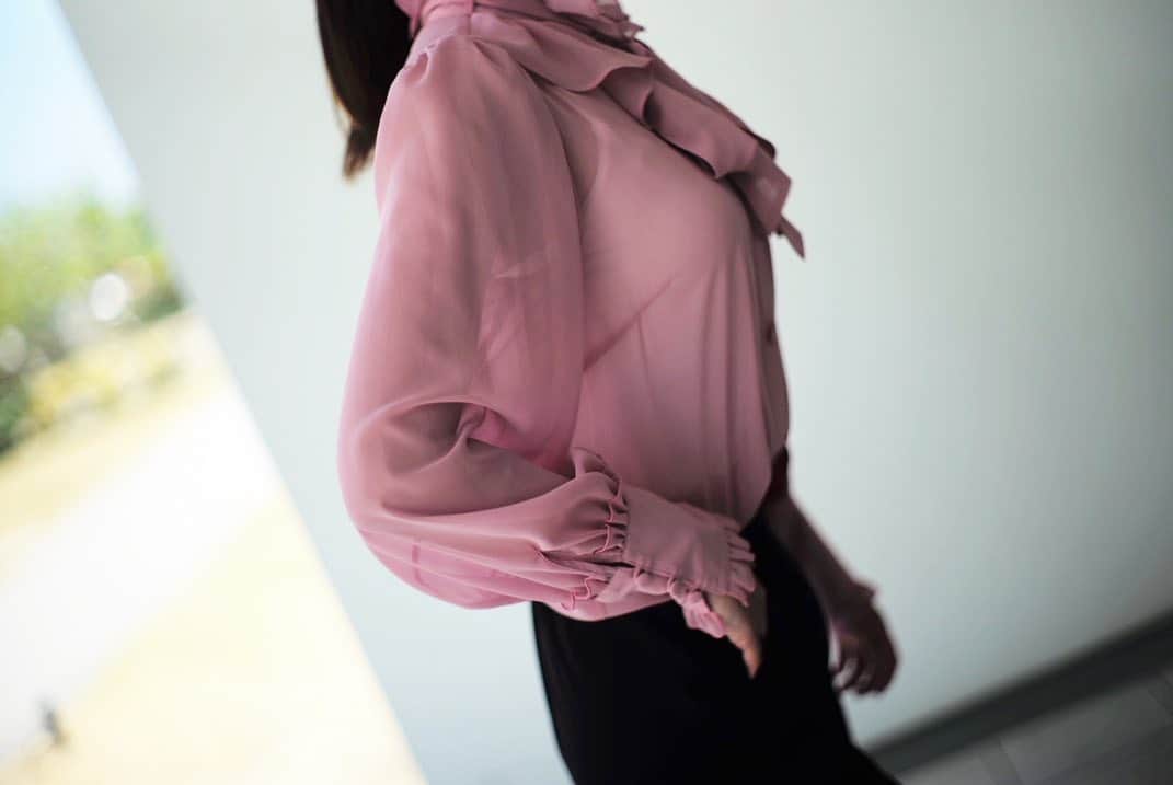 井上晃子さんのインスタグラム写真 - (井上晃子Instagram)「pink... SS verとはまた少し違う絶妙なピンク色に出会いました。  今季はこちらと淡いベージュ系の2色ピンクご用意してます♡ピンク×フリル好きの方、ぜひ。  8/31(mon)21:00-new release #akiki#fw20#madeinjapan#pink」8月28日 21時28分 - akiki_2015