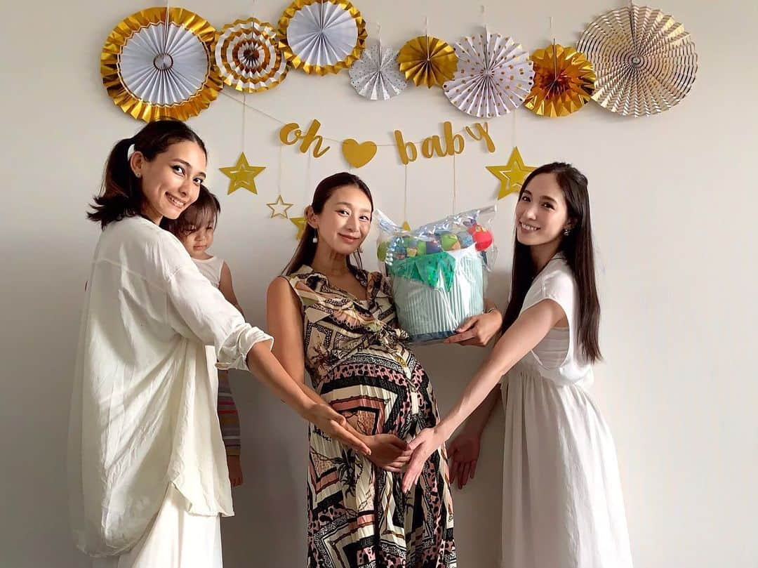 DJ MANAMI（松迫愛実）のインスタグラム：「#Babyshower﻿ ﻿ 新居にお邪魔して早々に﻿ 「今日はBaby showerをやります」と宣言、そして本人の目の前で堂々と準備をして開催したBaby showerの様子がこちらです💁🏻‍♀️❤️﻿ ﻿ 10代の頃からずーっと背中を追い続けてきた先輩が、ついにママになる…🥺﻿ とても面倒見の良い先輩のことだから﻿ 絶対絶対素敵なママになるんだろうなぁ🥺﻿ ママになったJUICY先輩とJUICY Babyに会えるの楽しみにしています🥺💕﻿ ﻿ ﻿ ﻿ #なぜだろう﻿ #嬉しいのに寂しい ﻿ #Pちゃんの出産前もこの感情だった﻿ #ところでぶんちゃんmeets﻿ #初めてのキューピー人形﻿ #クセ強め﻿ #すんごい気に入って抱きしめてた #djjuicy#djpeace#djmanami」