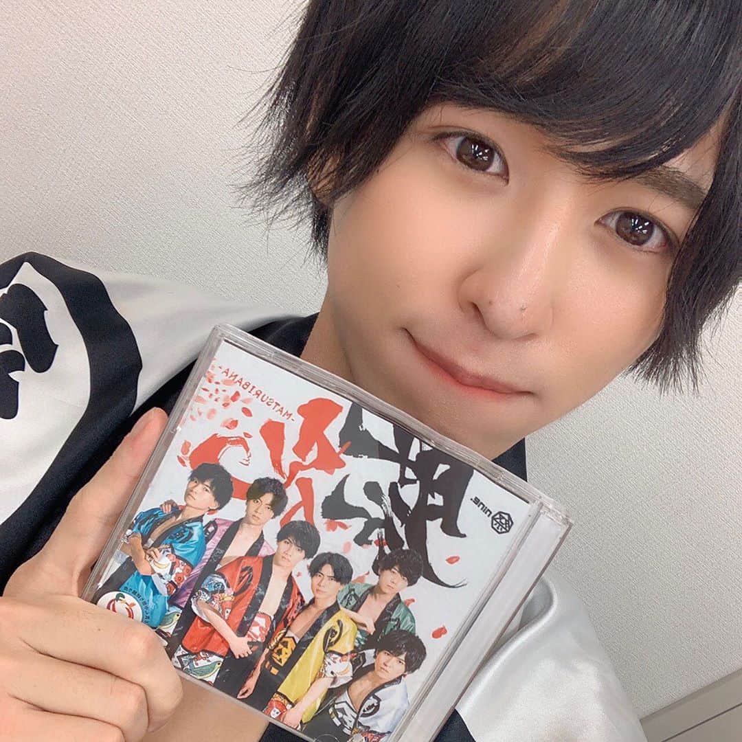 祭nine.のインスタグラム：「ﾋﾄｺﾏ。 . 「にっぽんど真ん中祭り」が始まりました😊🤍 名古屋の夏がやっときたー！ って感じですね😛🌞🏮🍉🍦🏊‍♂️🏝 . どまつり総踊り曲にもなっている 「祭花-MATSURIBANA-」が9月6日(日)に 発売することになりました👏✨✨ . みなさんの手元に届くのが凄く嬉しいです…🥰🤤 裏ジャケットの衣装がすっごい可愛いから早く見てほしい^ ^ . ぜひgetしてくださいね☺️🎉 . #祭nine. #浦上拓也 #うらぽん  #😈🧸 #発売日って何回経験してもおめでたいです🐟 #それ意外にもおめでたいことが…🤭👶🏼 #❤️💛💗🤍💚💙🎤🕺」