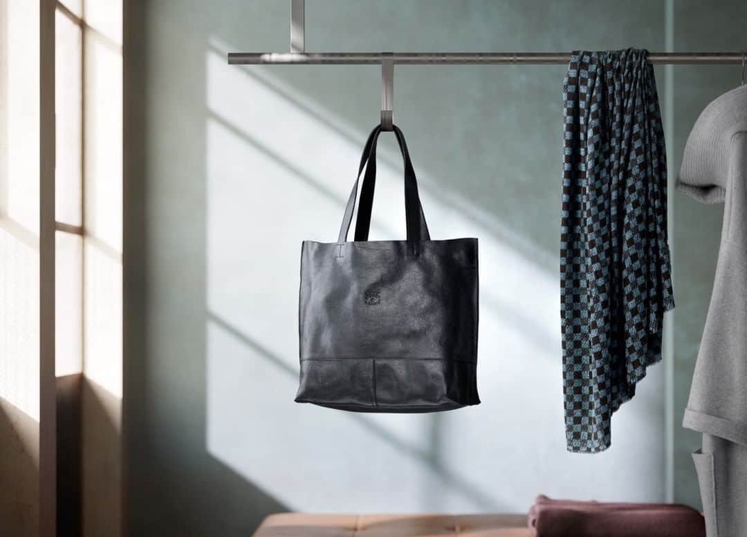 イルビゾンテのインスタグラム：「Choose an Il Bisonte shopping bag to carry everything you need.  ☆ #ilbisonte #shoppingbag #handmade」