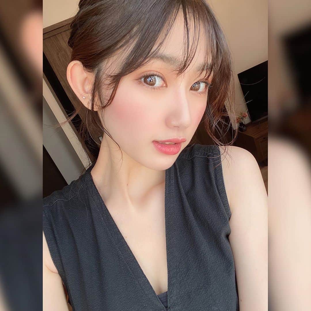 黒田瑞貴のインスタグラム：「夏のメイク💄  #paulandjoe の下地 気になるところに #thasaem のコンシーラー #bareminerals のチーク #three のハイライトをすこしだけ入れて完成🍓  ノーファンデで崩れない 私には合ってる😗  #makeup #ootd #メイク #threecosmetics #cosmetics  #夏メイク #instafashion #instalike #japanese #ナチュラルメイク」