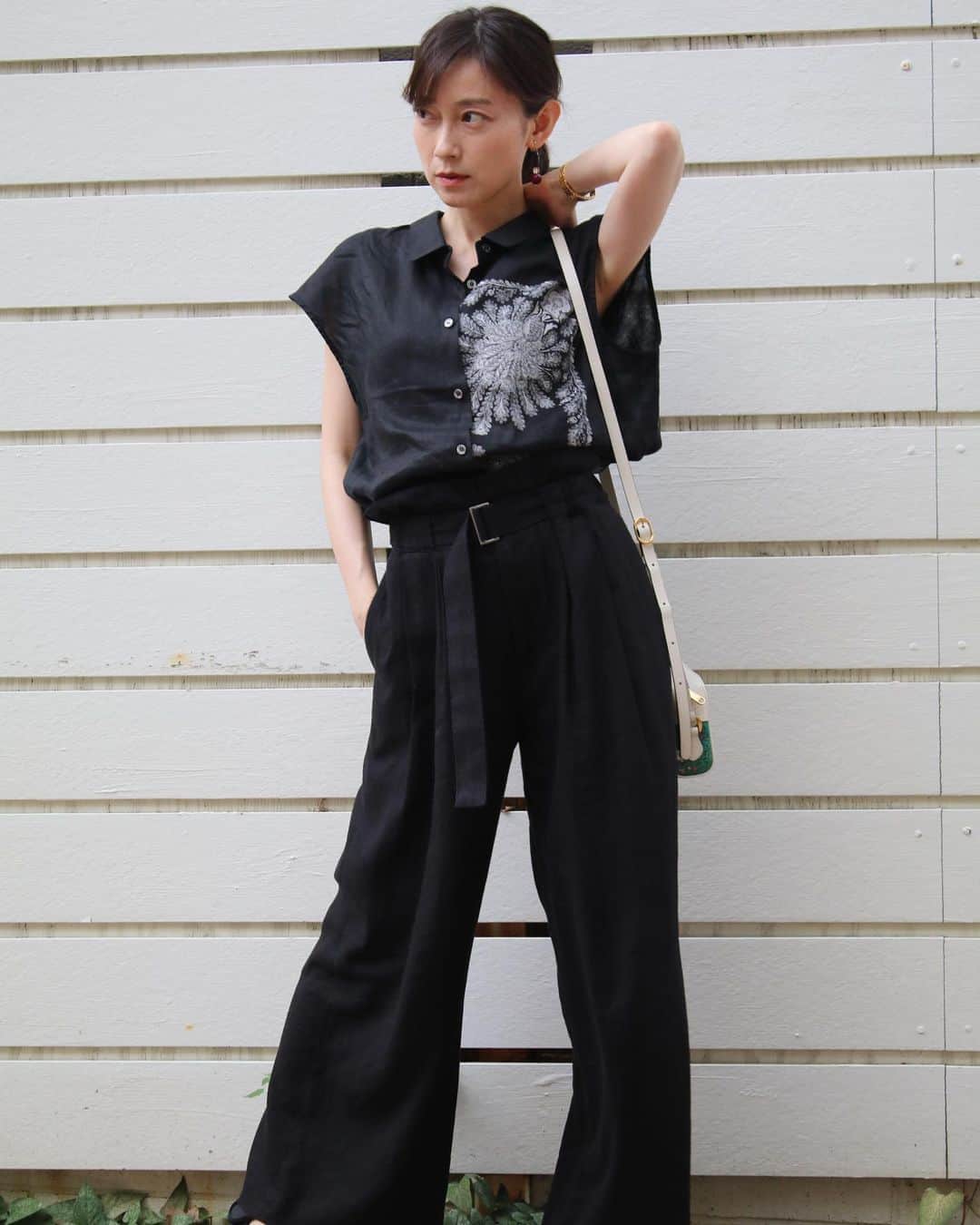 小橋めぐみさんのインスタグラム写真 - (小橋めぐみInstagram)「身のこなしは優雅で、勇敢で、男装が得意なアイリーン・アドラーをちょっぴり意識した、ブラックコーデ。 今夜は、シャーロックを見返そう。 シャツ… @frenchpave_official  パンツ… @milaowen_official  #sharlock #ireneadler」8月28日 21時33分 - megumikok