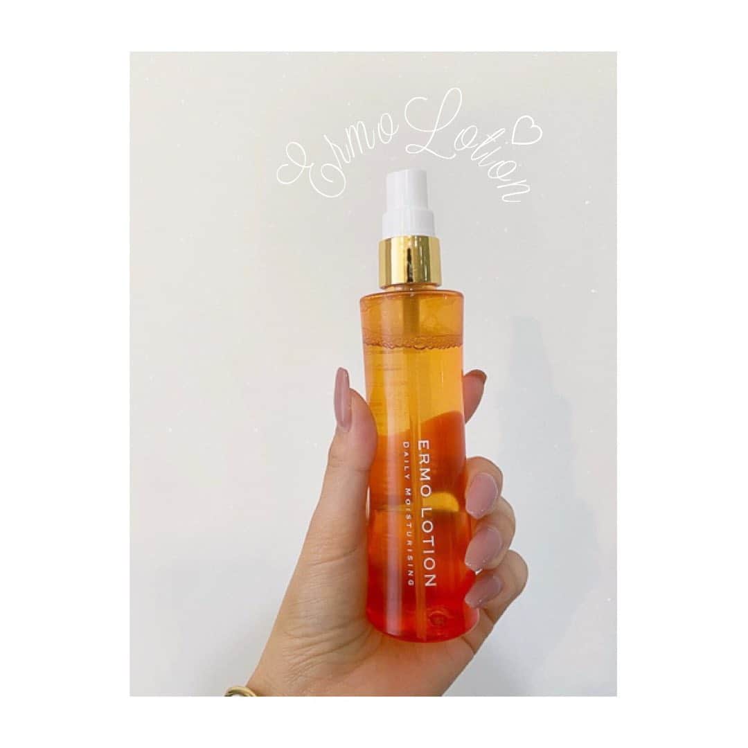 salon de Langeのインスタグラム：「*☺ ワタシの愛するエルモローション♡﻿ 　﻿ 冬のかかとのガサガサや﻿ 乾燥、手荒れに﻿ お勧めのエルモローションですが﻿ ﻿ ﻿ 『日焼けによる赤み』や﻿ 『消毒による乾燥&手荒れ』にも﻿ この夏☀️特に大活躍！！﻿ ﻿ ﻿ 日焼けを放っておくと﻿ 肌のバリア機能が低下し﻿ 肌荒れやシワ、たるみの原因になってしまいます﻿ （；＿；）﻿ ﻿ 日焼けの後は﻿ 肌を摩擦しないように冷却して﻿ エルモローションをたっぷりシュッシュして下さい♪﻿ ﻿ 冷やしておけばヒンヤリして﻿ 更に気持ちいいです〜🧊﻿ ﻿ ﻿ 全身に使用できるので﻿ （髪の毛にも‼︎）﻿ 本当に﻿ たっっぷり使ってもらいたい！！﻿ ﻿ 肌がもちっと柔らかくなるのが﻿ 実感できますよ〜💕﻿ ﻿ ﻿ ﻿ 【エルモローション】﻿ ﻿ 化粧品会社出身の社長が﻿ 成分と結果に拘って作った製品﻿ 医薬部外品（薬用）﻿ の全身ローションです。﻿ ﻿ ▪️定価4950円（税込）﻿ ﻿ ﻿ ﻿ 💡サロンドランジェ特別価格❗️﻿ 　　4000円（税込）で販売しております﻿ ﻿ ﻿ ............... ................ ................﻿ ﻿ @shinygel ﻿ @ella_by_shinygel ﻿ ﻿ #shinygel﻿ #シャイニージェル ﻿ #ellabyshinygel﻿ #エラバイシャイニージェル ﻿ #エルモローション﻿ #手荒れにおすすめ﻿ #名古屋ネイルサロン﻿ #名駅ネイルサロン﻿ #minakoyama ﻿ #salondelange ﻿ #サロンドランジェ﻿ #みーみ﻿ #児山未奈﻿ ﻿」