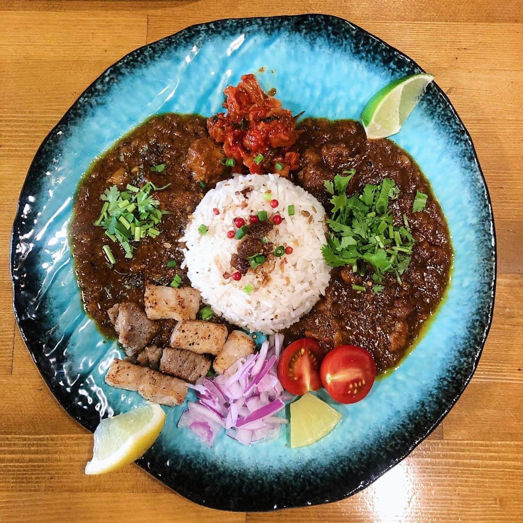 木村ミサさんのインスタグラム写真 - (木村ミサInstagram)「🍛﻿ ﻿ 最近のカレーさん﻿ ﻿ ﻿ @spiceforceofficial ﻿ 元々肉バルのお店なのでビーフが抜群に美味しすぎてどハマり中🍖﻿ そして今週の限定絶対食べたくてやっとお目にかかれたコリアンプレート🇰🇷牛ときのこのキーマが、韓国の牛煮込みみたいな甘辛さとスパイスという好きと好きの融合すぎて…☺️🍛﻿ ナムル達と一緒にビビンバみたいにまぜまぜしてたべるの良すぎたからまた限定にしてほしい…もう食べたい…🍛﻿ ﻿ ﻿ @lionrock_lunch ﻿ どうしてもこれが食べたい気分！ってありませんか。わたしはしょっちゅうあるんだけど、この日はスリ飯が食べたい気分すぎてお初なところへ🇱🇰﻿ お昼のみなので、駆け込みした。﻿ えびちゃん、アンコウ、オクラの3種🐟🦐🥬﻿ アンコウのカレーって初めてだったんだけど、スリランカカレーのしっかりした辛さもあってめちゃめちゃおいしい発見した🐟﻿ ﻿ ﻿ @a_raj_ikb ﻿ 最後は安定のエーラージのベジミールス🍛﻿ もう好きすぎて再開してくれて歓喜。﻿ ここのラッサム一番好き。ここくると安心します。いつもタイミング合わなくて食べられないマンゴーカレーをいつか食べたい🥭﻿ ﻿ ﻿ 以上カレー日記でした🍛﻿ ﻿ ﻿ ﻿ ﻿ ﻿ #timeiscurry #curry #curryrice #currystagram #spiceforce #thelionrock #araj #カレー #カレーライス #スパイスフォース #ライオンロック #エーラージ #東京カレー #カレー好きな人と繋がりたい #スリランカカレー #南インドカレー #ミールス」8月28日 21時36分 - misaxmas