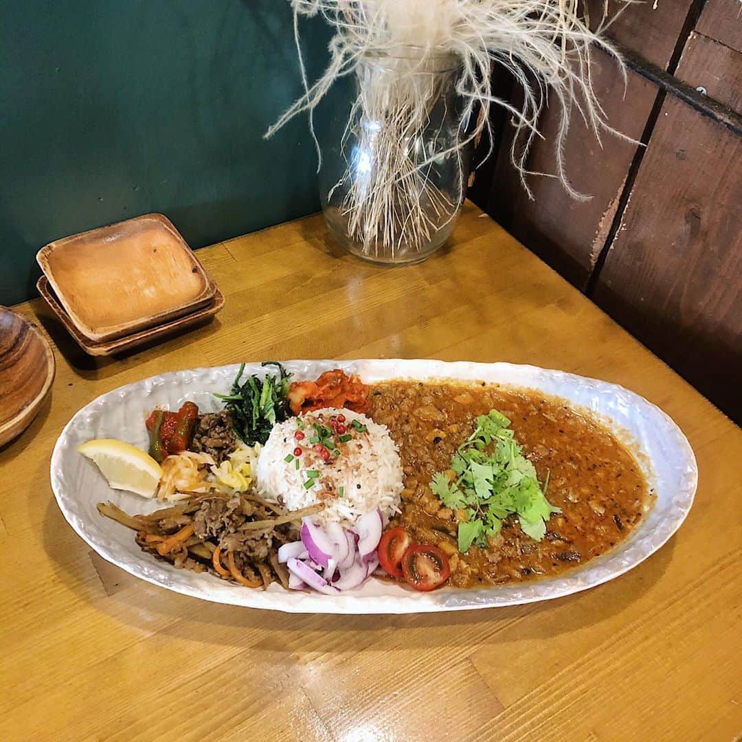木村ミサさんのインスタグラム写真 - (木村ミサInstagram)「🍛﻿ ﻿ 最近のカレーさん﻿ ﻿ ﻿ @spiceforceofficial ﻿ 元々肉バルのお店なのでビーフが抜群に美味しすぎてどハマり中🍖﻿ そして今週の限定絶対食べたくてやっとお目にかかれたコリアンプレート🇰🇷牛ときのこのキーマが、韓国の牛煮込みみたいな甘辛さとスパイスという好きと好きの融合すぎて…☺️🍛﻿ ナムル達と一緒にビビンバみたいにまぜまぜしてたべるの良すぎたからまた限定にしてほしい…もう食べたい…🍛﻿ ﻿ ﻿ @lionrock_lunch ﻿ どうしてもこれが食べたい気分！ってありませんか。わたしはしょっちゅうあるんだけど、この日はスリ飯が食べたい気分すぎてお初なところへ🇱🇰﻿ お昼のみなので、駆け込みした。﻿ えびちゃん、アンコウ、オクラの3種🐟🦐🥬﻿ アンコウのカレーって初めてだったんだけど、スリランカカレーのしっかりした辛さもあってめちゃめちゃおいしい発見した🐟﻿ ﻿ ﻿ @a_raj_ikb ﻿ 最後は安定のエーラージのベジミールス🍛﻿ もう好きすぎて再開してくれて歓喜。﻿ ここのラッサム一番好き。ここくると安心します。いつもタイミング合わなくて食べられないマンゴーカレーをいつか食べたい🥭﻿ ﻿ ﻿ 以上カレー日記でした🍛﻿ ﻿ ﻿ ﻿ ﻿ ﻿ #timeiscurry #curry #curryrice #currystagram #spiceforce #thelionrock #araj #カレー #カレーライス #スパイスフォース #ライオンロック #エーラージ #東京カレー #カレー好きな人と繋がりたい #スリランカカレー #南インドカレー #ミールス」8月28日 21時36分 - misaxmas