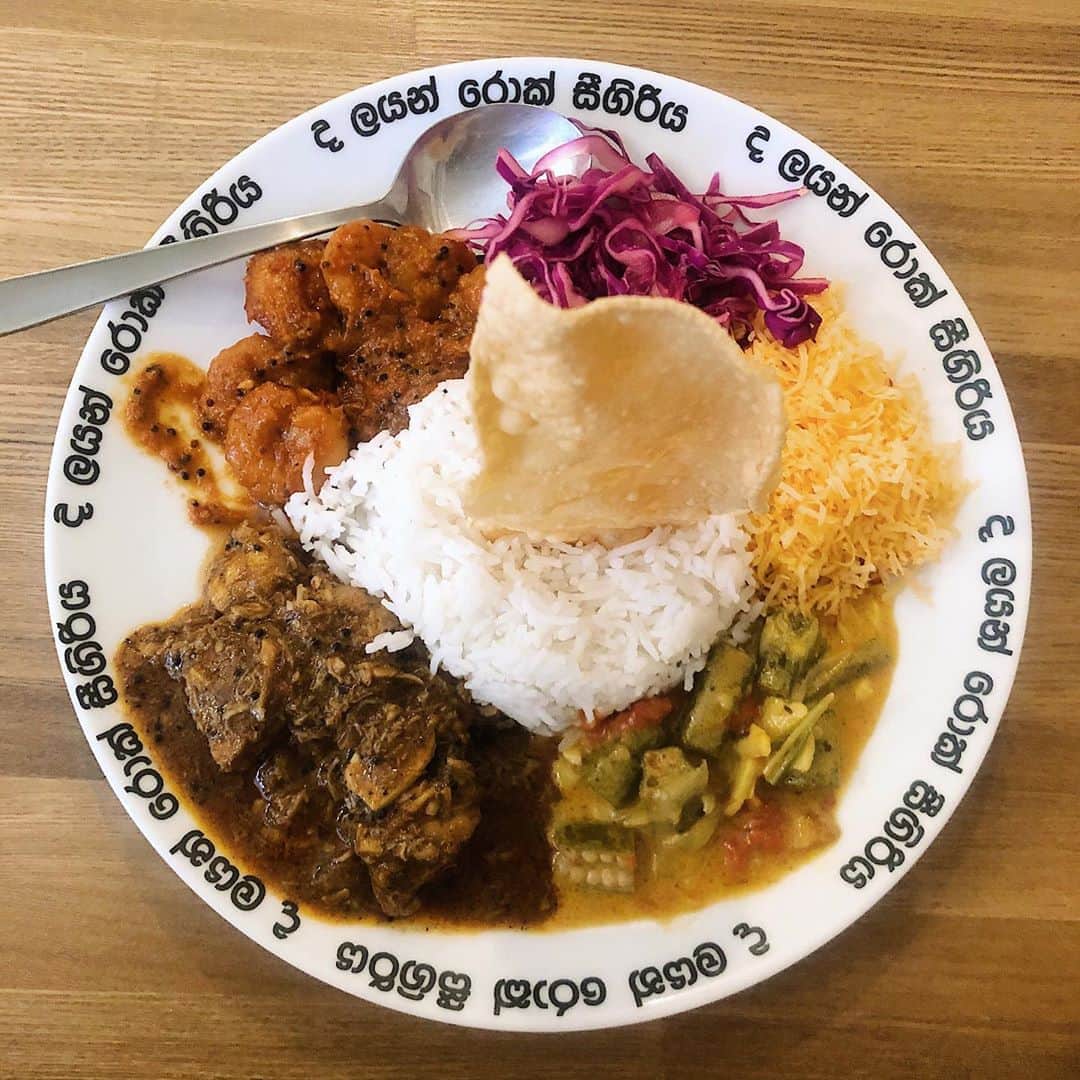 木村ミサさんのインスタグラム写真 - (木村ミサInstagram)「🍛﻿ ﻿ 最近のカレーさん﻿ ﻿ ﻿ @spiceforceofficial ﻿ 元々肉バルのお店なのでビーフが抜群に美味しすぎてどハマり中🍖﻿ そして今週の限定絶対食べたくてやっとお目にかかれたコリアンプレート🇰🇷牛ときのこのキーマが、韓国の牛煮込みみたいな甘辛さとスパイスという好きと好きの融合すぎて…☺️🍛﻿ ナムル達と一緒にビビンバみたいにまぜまぜしてたべるの良すぎたからまた限定にしてほしい…もう食べたい…🍛﻿ ﻿ ﻿ @lionrock_lunch ﻿ どうしてもこれが食べたい気分！ってありませんか。わたしはしょっちゅうあるんだけど、この日はスリ飯が食べたい気分すぎてお初なところへ🇱🇰﻿ お昼のみなので、駆け込みした。﻿ えびちゃん、アンコウ、オクラの3種🐟🦐🥬﻿ アンコウのカレーって初めてだったんだけど、スリランカカレーのしっかりした辛さもあってめちゃめちゃおいしい発見した🐟﻿ ﻿ ﻿ @a_raj_ikb ﻿ 最後は安定のエーラージのベジミールス🍛﻿ もう好きすぎて再開してくれて歓喜。﻿ ここのラッサム一番好き。ここくると安心します。いつもタイミング合わなくて食べられないマンゴーカレーをいつか食べたい🥭﻿ ﻿ ﻿ 以上カレー日記でした🍛﻿ ﻿ ﻿ ﻿ ﻿ ﻿ #timeiscurry #curry #curryrice #currystagram #spiceforce #thelionrock #araj #カレー #カレーライス #スパイスフォース #ライオンロック #エーラージ #東京カレー #カレー好きな人と繋がりたい #スリランカカレー #南インドカレー #ミールス」8月28日 21時36分 - misaxmas