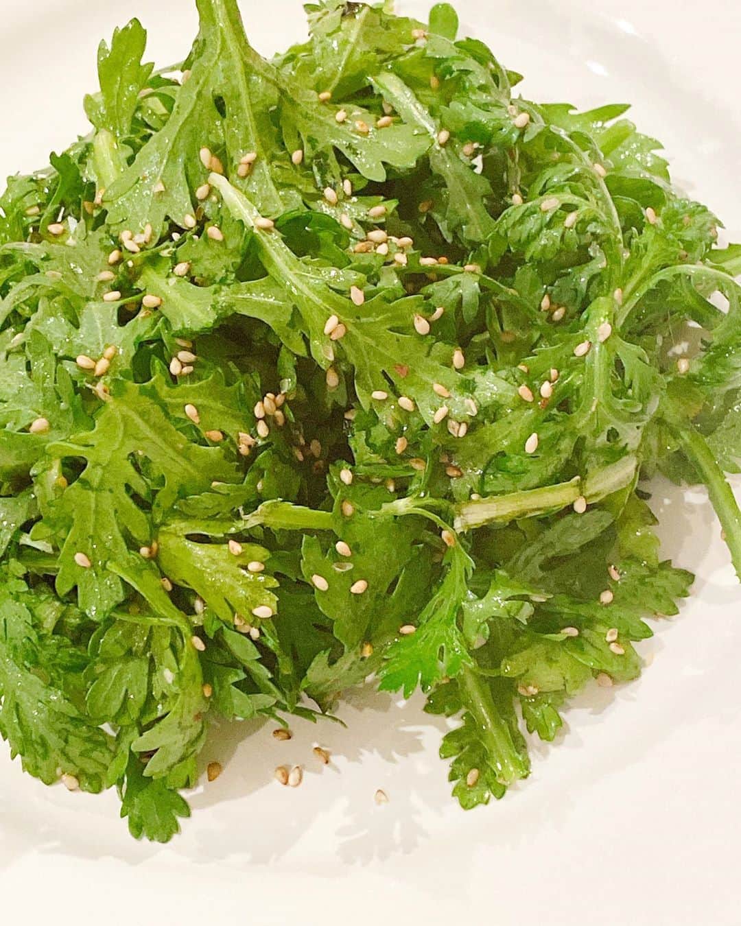 Sachiのインスタグラム：「I love vegetables   “春菊サラダ”  春菊 オリーブオイル ごま油 ナンプラー ほんだし(ほんの少しだけ) 白ごま(たくさん入れるの好き) レモン汁 . 春菊は良く洗って 茎から葉っぱだけそぎます。(お好み) 氷水に少しさらします。 (しゃきっと歯ごたえがでて良き) 水気をしっかり取り あえるだけで完成。 . & オリーブオイルと、少しのお塩で ソテーしただけの春菊も美味しくて大好き。 . お野菜大好き🤤 . #vegitables#春菊サラダ#life#food#和食 #sachiはお野菜が大好き#ビタミン #sachiのbeautytime  #sachiは食いしん坊」