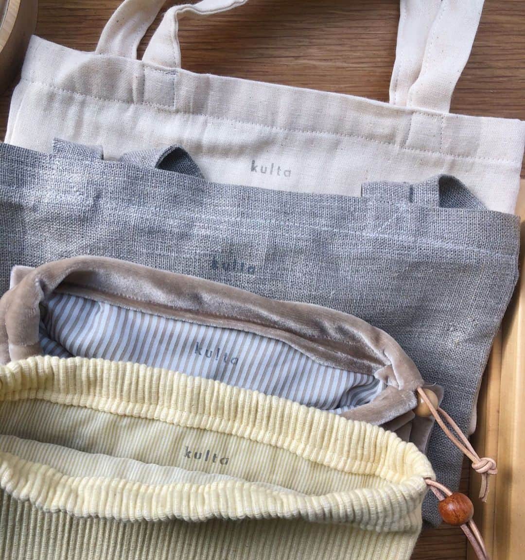 畑田萌さんのインスタグラム写真 - (畑田萌Instagram)「もともと高校時代に服を作る勉強をしていたので、布やパーツを見るのが大好きで、何かkultaで出来ないかな〜とずっと考えていました。  生活の中でお供してもらえるミニバッグと、コスメなどをまとめられるような巾着を販売してみることにしました。  流行りすたりがなく、長く使ってもらえるもの。  素材選び、デザインは私が担当し、 kuusiのmikaちゃんに製作をお願いしています。   季節ごとに形、素材、パーツを変えてやろうと思っています。 今は店頭で、来て下さるお客さまに販売を始めたところです。(需要があるのか不安なので。。笑)  ストックがあまり無いため、まだ難しいですが、近いうちオンラインでも販売出来たらと考えているので、楽しみにしていてください。」8月28日 21時39分 - moehatada