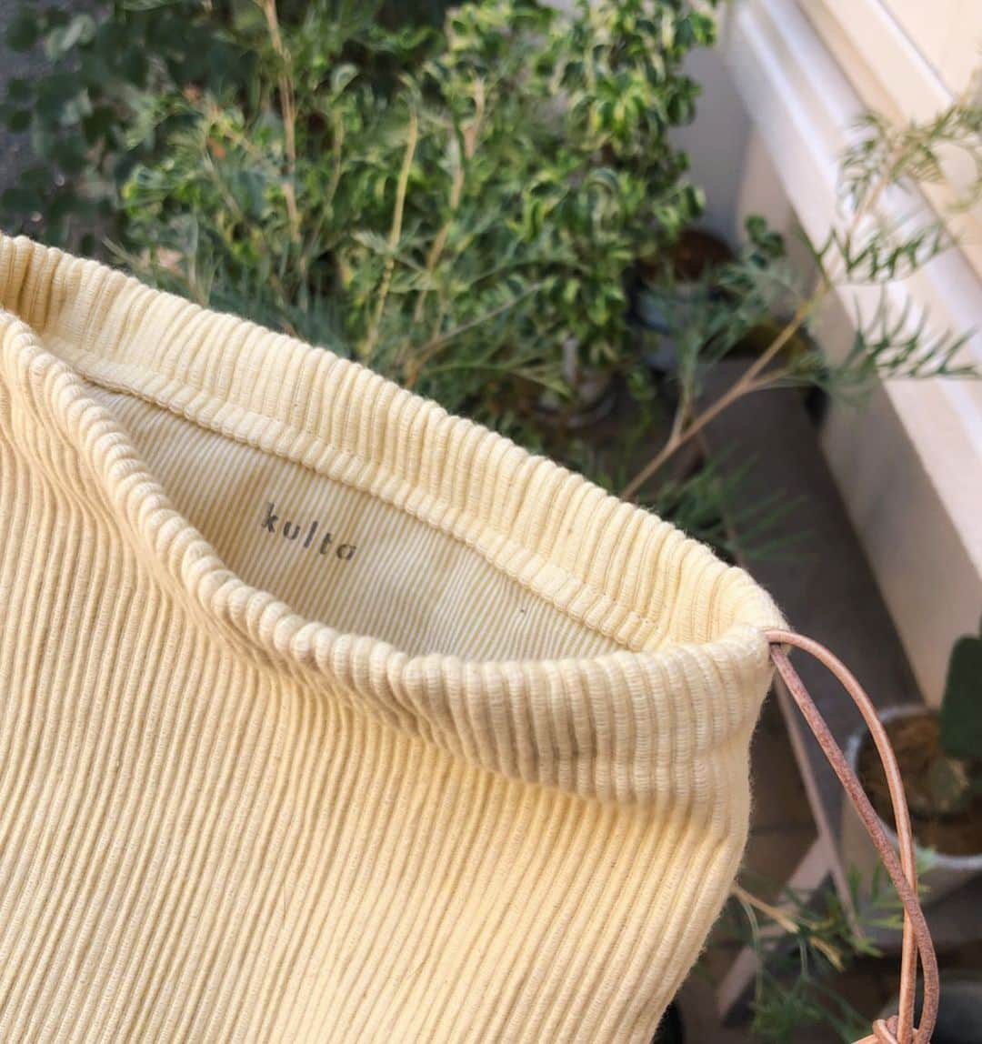 畑田萌さんのインスタグラム写真 - (畑田萌Instagram)「もともと高校時代に服を作る勉強をしていたので、布やパーツを見るのが大好きで、何かkultaで出来ないかな〜とずっと考えていました。  生活の中でお供してもらえるミニバッグと、コスメなどをまとめられるような巾着を販売してみることにしました。  流行りすたりがなく、長く使ってもらえるもの。  素材選び、デザインは私が担当し、 kuusiのmikaちゃんに製作をお願いしています。   季節ごとに形、素材、パーツを変えてやろうと思っています。 今は店頭で、来て下さるお客さまに販売を始めたところです。(需要があるのか不安なので。。笑)  ストックがあまり無いため、まだ難しいですが、近いうちオンラインでも販売出来たらと考えているので、楽しみにしていてください。」8月28日 21時39分 - moehatada
