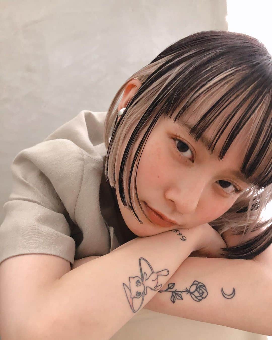野々口祐子のインスタグラム：「コントラストのある インナーカラーもかわいいよ🧡  秋コスメを使って @celvoke.jp ヴォランタリーベイシス　アイパレットEX03 @addictionbeauty_official ザマットリップリキッド02 @suqqu_official モイスチャーリッチリップスティック119  #nono_hair #nono_make  #アクセサリーカラー #インナーカラー」