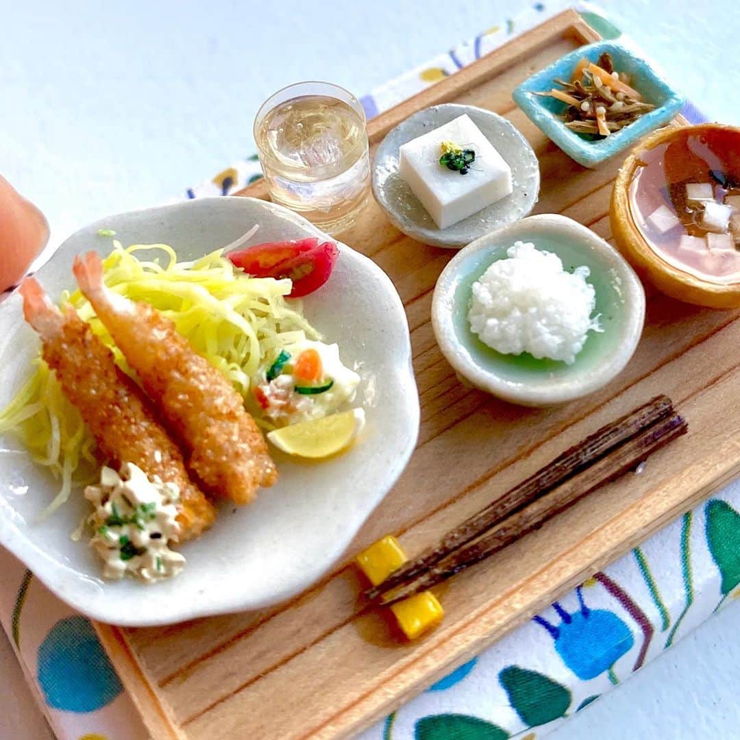 原千晶さんのインスタグラム写真 - (原千晶Instagram)「日本ミニチュアフード協会 ミニコレに出品中の エビフライ定食です！  エビフライプレートには キャベツの千切り トマト、レモン、ポテトサラダ を乗せました  ご飯と豆腐とワカメのお味噌汁 冷奴、きんぴらごぼう お水のセットです。  詳細はコチラから  https://miniaturefood-collection.jp/items/1193  是非是非 遊びに来てください❣️  #日本ミニチュアフード協会  #ミニチュアフード」8月28日 21時48分 - seribukristal