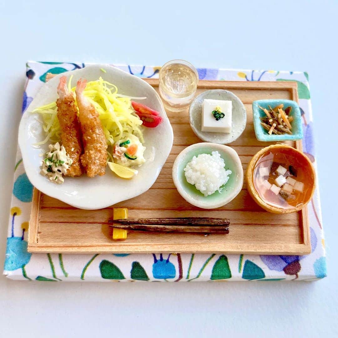 原千晶のインスタグラム：「日本ミニチュアフード協会 ミニコレに出品中の エビフライ定食です！  エビフライプレートには キャベツの千切り トマト、レモン、ポテトサラダ を乗せました  ご飯と豆腐とワカメのお味噌汁 冷奴、きんぴらごぼう お水のセットです。  詳細はコチラから  https://miniaturefood-collection.jp/items/1193  是非是非 遊びに来てください❣️  #日本ミニチュアフード協会  #ミニチュアフード」