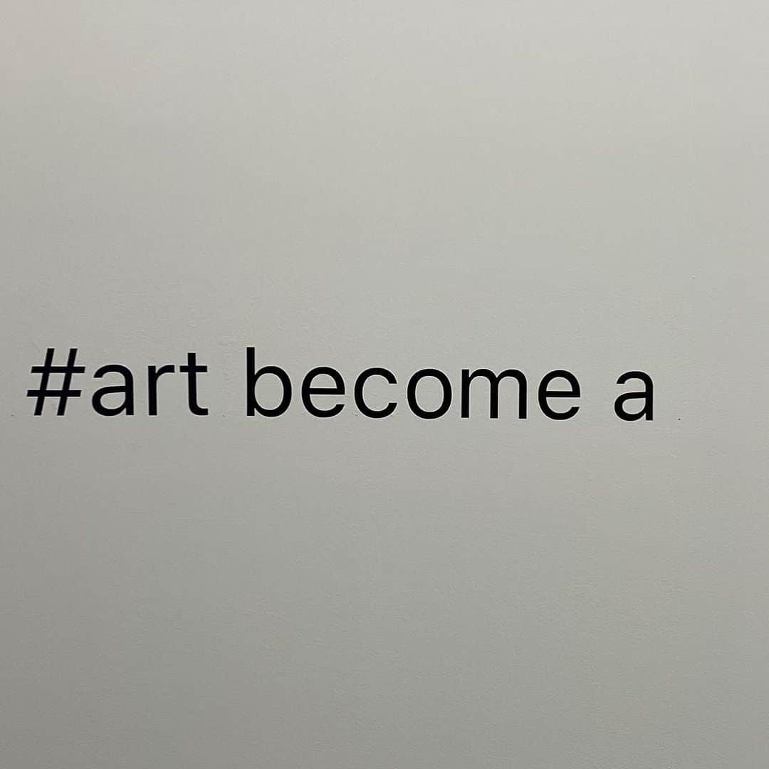 林信行さんのインスタグラム写真 - (林信行Instagram)「#hypercontemporaryexhibition Have to admit #masahidematsuda is a genius. New breed of artist. Venue unannounced gallery in Roppongi.  Ends Aug 30th. #超現代美術展  ホワイトキューブに飾られた白いキャンバスの向こう側に、今日のアートシーンへの批評を極めて現代的なやり方で描いてみせたコンセプチュアルアート展。 by #masahidematsuda  再び味あわされた、凄いやられた感。 正式オープン前の六本木のギャラリー。8月30日までの1週間限定。本当に見たい人が必死に探せば見つかると思います。 量より質。 下手に伝わらなさそうな人が来るより、このシークレットさ保った方が良いかも(でも、既にほぼ予約いっぱいみたいです)。」8月28日 21時52分 - nobihaya