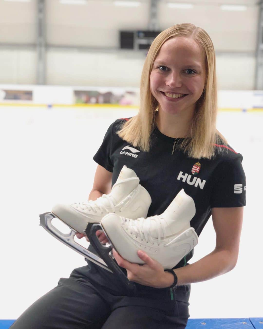 のインスタグラム：「@lining.official @edeaskates @jackson.ultima @hunskate  • Happy to be back on the ice togheter with @mark_magyar0428 after all exams and ready to continue the season preparation!💪 Thank you so much @edeaskates, @jackson.ultima and @lining.official for providing the best equipment! ♥️😁」