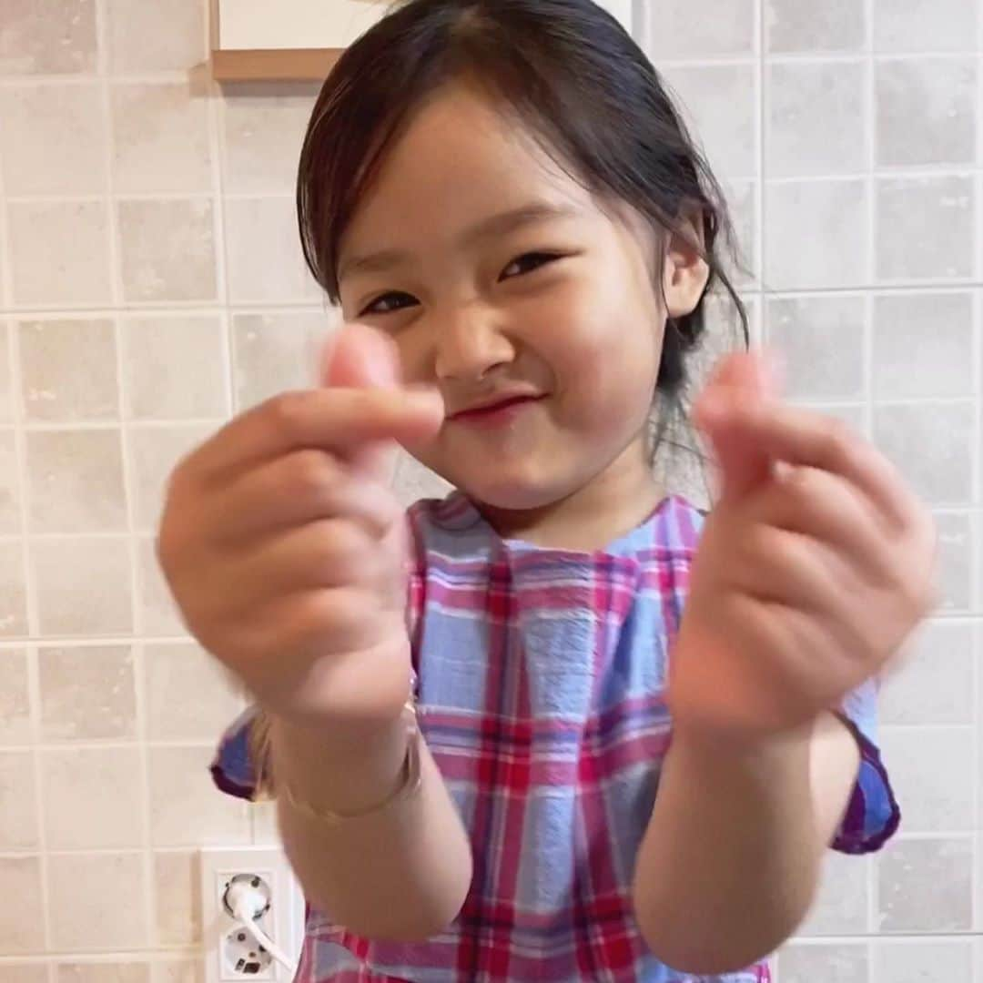 クォン・ユリさんのインスタグラム写真 - (クォン・ユリInstagram)「마음을 하트로 표현해보아요🥰 💛💖💛💖💛💖💛💖 #권율이」8月28日 21時55分 - 1004yul_i