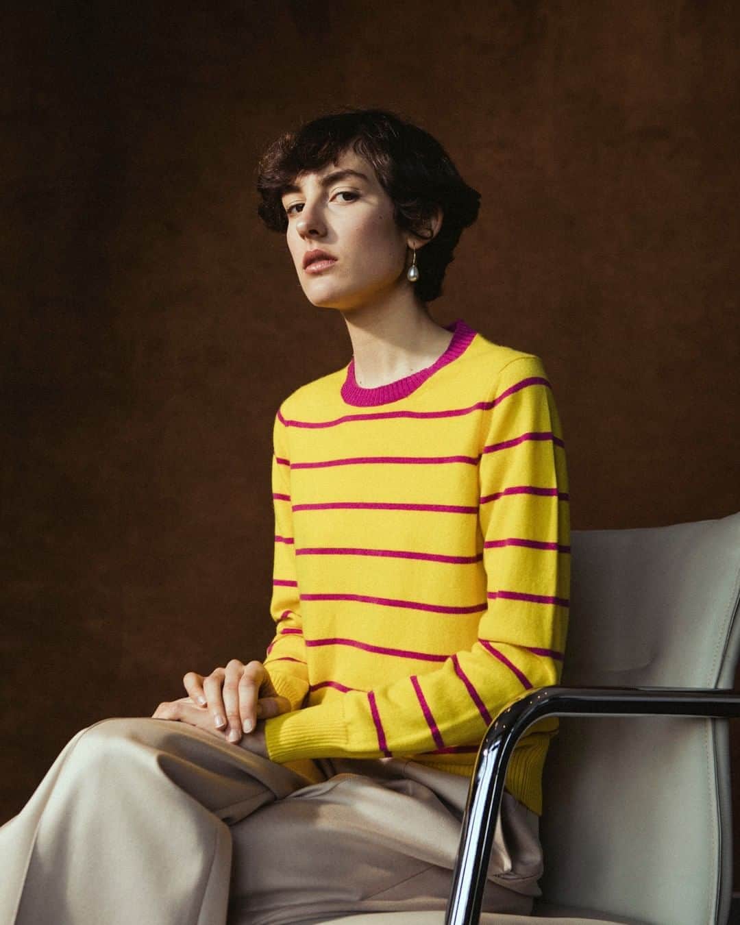 ミラショーンのインスタグラム：「Sitting on the chair with stripes ⠀ ⠀ ⠀ #milaschon #cardigan #yellowcardigan #cardiganmurah #cardignas #stripes #longcardi」