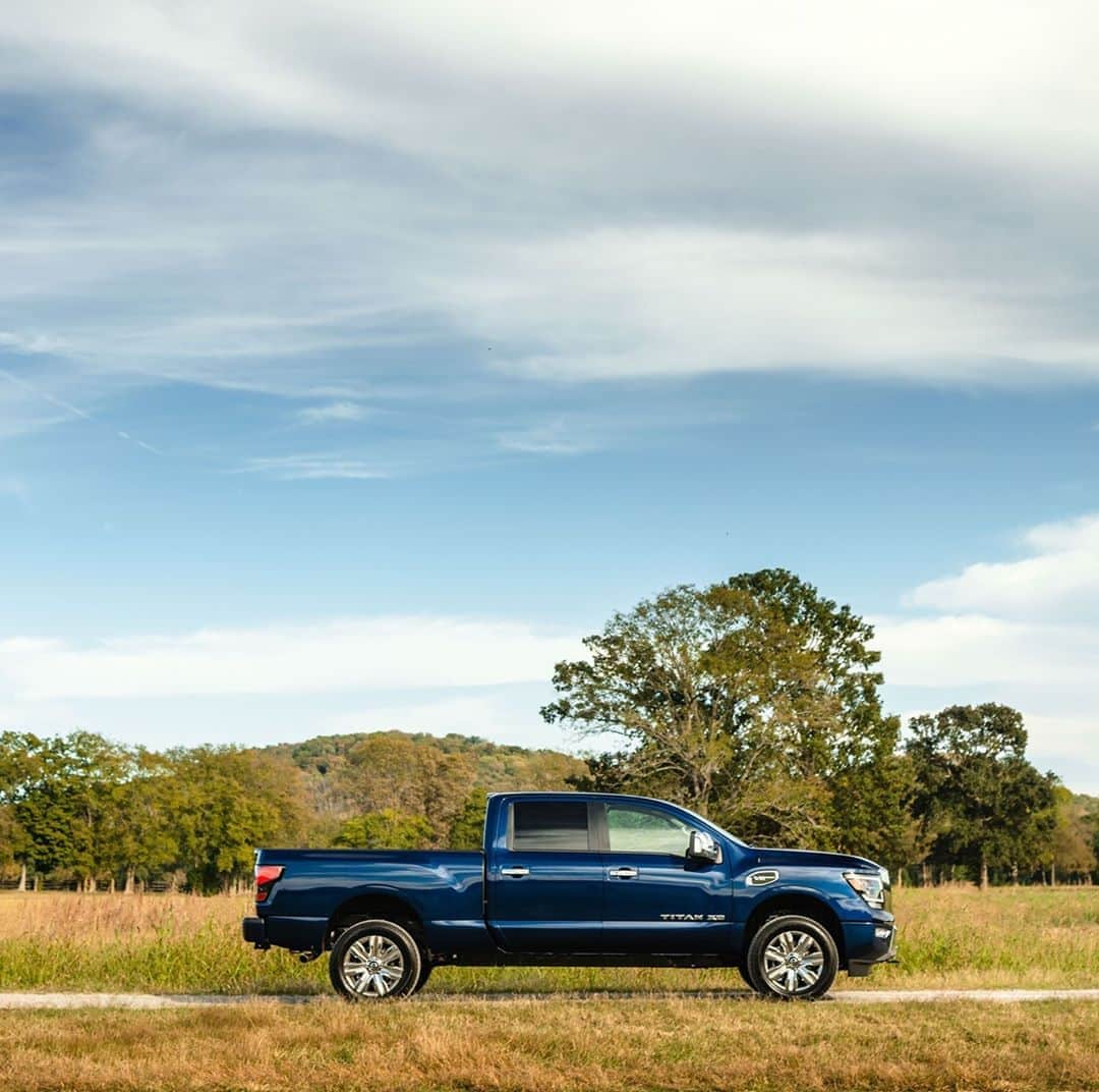 のインスタグラム：「Blue skies & hot summer days are what trucks dream of all year long #NissanTitan」