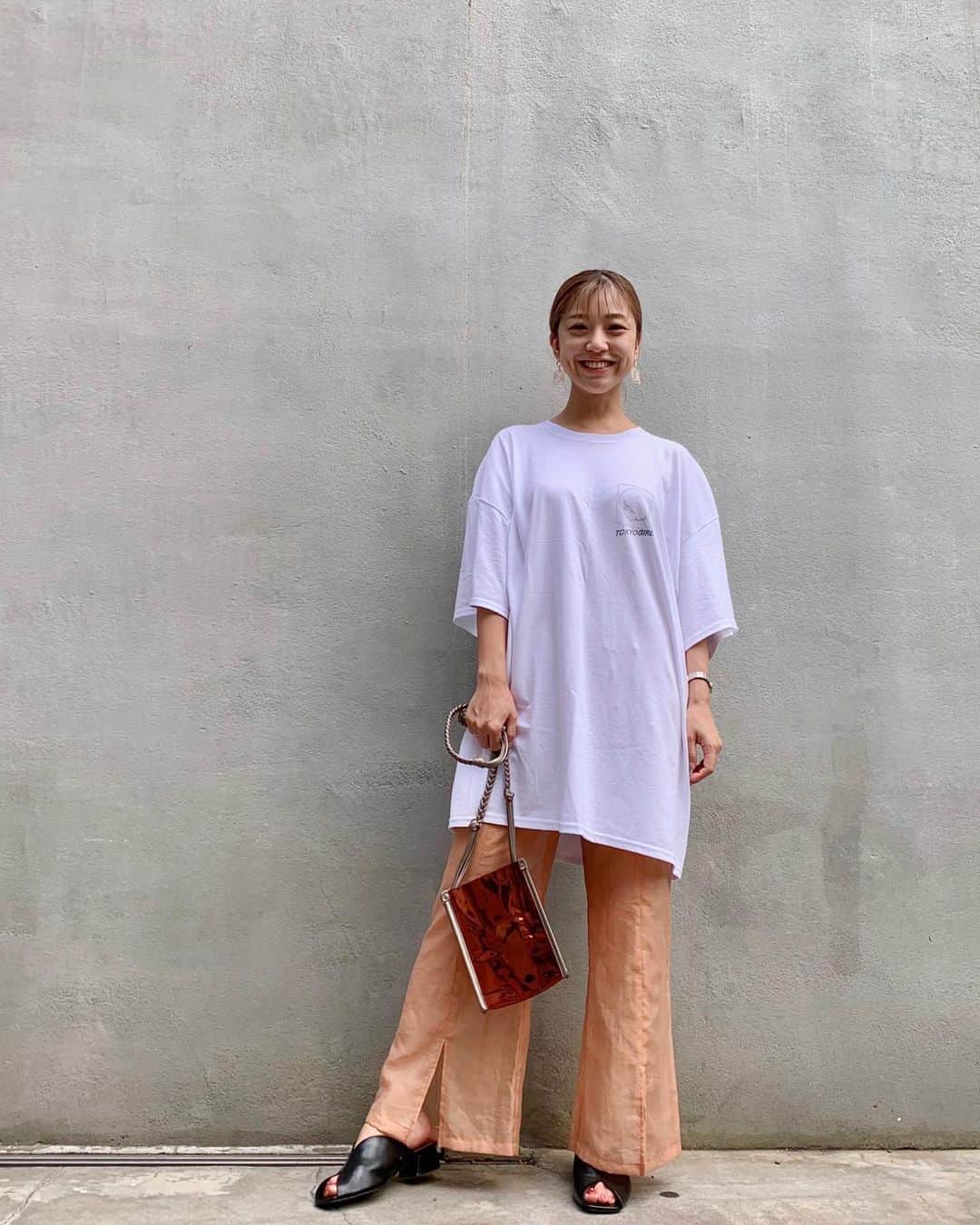 本橋優華のインスタグラム：「ビッグT大好き。 脚元は秋らしいミュールにしました◡̈⃝ 可愛いしプチプラでおススメなお靴屋さんみっけ。 #viviancollection  #ootd#aw#tshirt#bigt#tokyogirl#wwg#pvcbag#sheerpants#orange#mule#sandal#shoes#vivian#PR#クリアバッグ#Tシャツ#白T#トーキョーガール#ミュールサンダル」