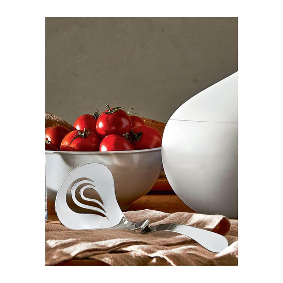 のインスタグラム：「As everyday rituals evolve, so do the utensils we rely on. Specifically designed to accompany us in tasting one of the most iconic Italian delicacies, the #Nunziatella set brings together soft shapes and attention to detail, elevating a moment of pure tradition.」