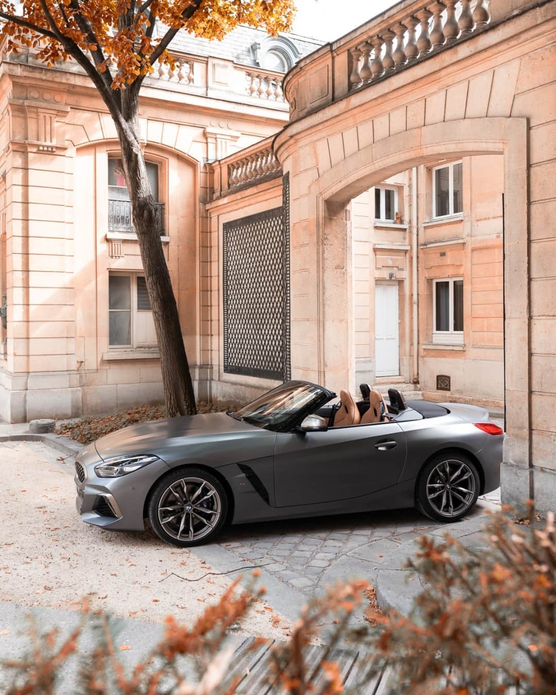 BMWのインスタグラム：「"Paris is always a good idea." – Audrey Hepburn #TheZ4 #BMW #Z4 #Paris  __ BMW Z4 M40i: Fuel consumption in l/100 km (combined): 7.4. CO2 emissions in g/km (combined): 168. Further information: www.bmw.com/disclaimer.  	 Acceleration (0-100 km/h): 4.5 s. Power: 250 kW, 340 hp, 500 Nm. Top speed (limited): 250 km/h.」