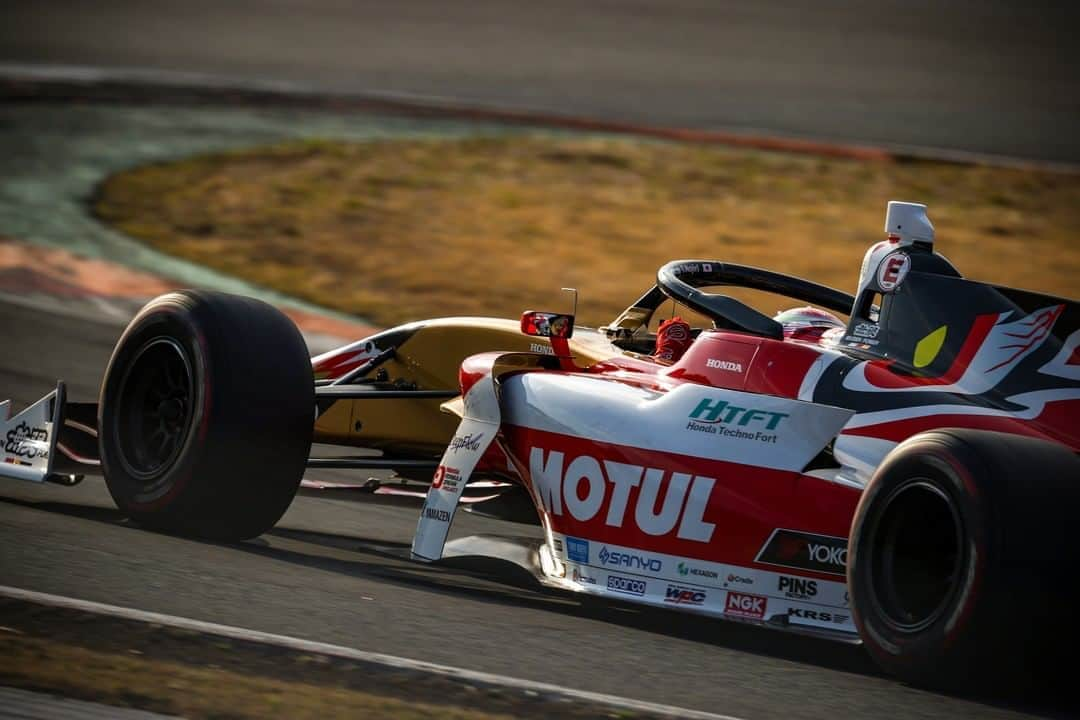 MOTUL Japanさんのインスタグラム写真 - (MOTUL JapanInstagram)「【今週末はスーパーフォーミュラ】 . 日本最高峰のフォーミュラレース"全日本スーパーフォーミュラ選手権"がいよいよ今週末に開幕!! . MotulがサポートするTEAM MUGENからは2台が参戦します。 . 16号車は昨年の最終戦を制した野尻 智紀選手、 15号車はSuper GTにRed Bull MOTUL MUGEN NSX-GTで参戦中の笹原 右京選手がユーリ・ビップス選手の代役でドライブ。 . 写真はTEAM MUGEN Honda M-TEC HR-417E!!! . どんなレースになるか楽しみですね!!! . #motul #motuljapan #TEAMMUGEN #MUGENPOWER #無限 #HR417E #モータースポーツ好きと繋がりたい #車好きと繋がりたい #野尻智紀 選手 #笹原右京 選手 #中野信治 監督 #SUPERFORMULA #SF19 #16号車 #モータースポーツ好きな人と繋がりたい #racecar #racecars #racingcars #racing #formuracar #formulacars #フォーミュラ好きな人と繋がりたい #高性能オイル #オイル交換 #300V #モチュール #powerdbymotul」8月28日 22時00分 - motuljapan