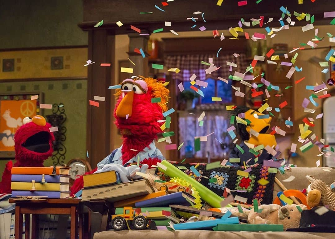 セサミストリートさんのインスタグラム写真 - (セサミストリートInstagram)「Break out the confetti, it’s finally FRIDAY! #FridayFeeling」8月28日 22時01分 - sesamestreet