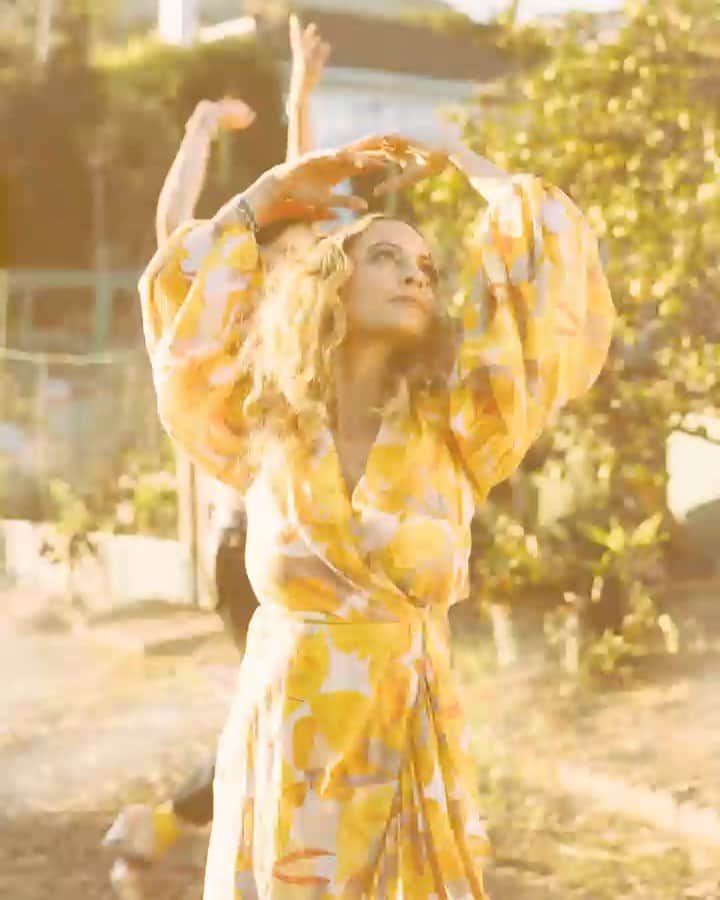 ニコール・リッチーのインスタグラム：「UNEARTHED is out NOW and its just like WAP but with crystals and broccoli. #NikkiFresh #Unearthed 🥬🐓🌽🍅」
