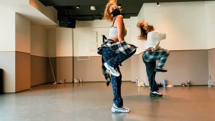 のインスタグラム：「Today's my class💋﻿ @noadance_ebisu ﻿ ﻿ 🎵Go There With You- @victoriamonet 🌹﻿ Choreography by me.﻿ dance with @rina3616256 🌹﻿ ﻿ 久々のslowで♡﻿ 好きな曲で踊るの最高だ〜﻿ 受けてくれた皆んなありがとう✨﻿ 色んな雰囲気出せるよう頑張ってこー🧚🏼‍♀️ #victoriamonet #harukamuto #choreographer #610choreography #noadanceacademy #mood #今週はこんな気分なの #ねっとりじっとり好き」