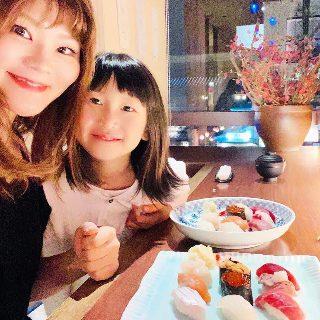 木嶋菜穂子のインスタグラム：「.﻿ ﻿ お寿司大好きの娘と﻿ 札幌に行くと、﻿ ﻿ だいたい朝昼晩３食﻿ お寿司🍣💦﻿ ﻿ ﻿ ﻿ 今回は、﻿ 1泊の余白デーをつくっていたので﻿ ﻿ みんなオススメの﻿ 小樽まで足を伸ばして﻿ ﻿ 美味しいお寿司屋さんで﻿ 娘と夏休み最後の﻿ のんびりな夜を✨﻿ ﻿ ﻿ ﻿ 観光客も少なく﻿ ﻿ 歴史を感じる町並みを﻿ ゆったり堪能できて、﻿ ﻿ こんな小樽はめちゃくちゃ良い♡﻿ ﻿ ガラスの風鈴が﻿ 通りのあちこちで涼やかに響いて .﻿ 風情ある夏の小樽、 最高によかったー🌻✨﻿ ﻿ ﻿ お寿司好きな娘は、﻿ ﻿ 寿司職人の看板で写真を撮って、﻿ ﻿ 食後には﻿ マグロのにぎりの形の飴を食べて、﻿ (ミルク味らしい☺️)﻿ ﻿ ﻿どんだけーな寿司満喫の 北海道を満喫したようす🍣💕﻿  #政寿司 #小樽寿司」